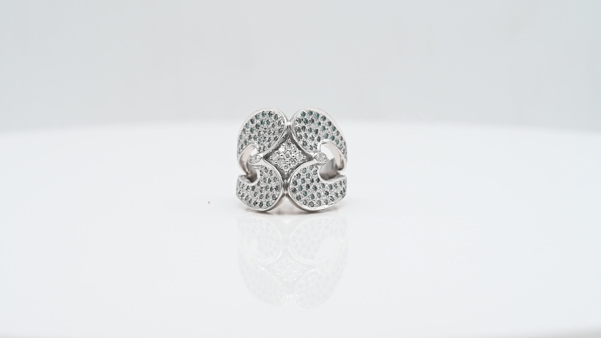 טבעת וינטאג רחבה משובצת יהלומים כחולים (טבעיים, צבועים בכחול) ולבנים, זהב 18K - מק"ט 12200