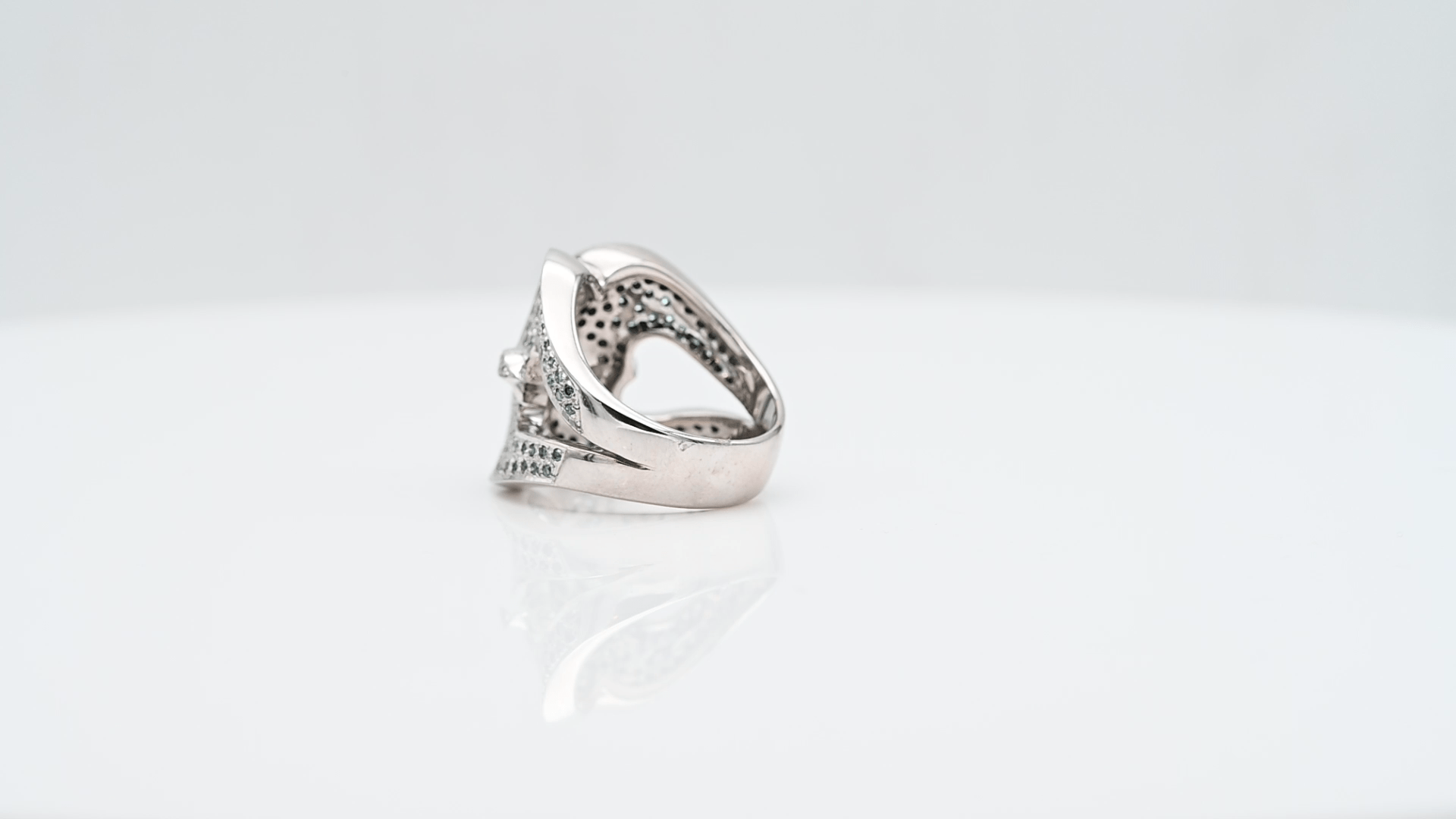 טבעת וינטאג רחבה משובצת יהלומים כחולים (טבעיים, צבועים בכחול) ולבנים, זהב 18K - מק"ט 12200