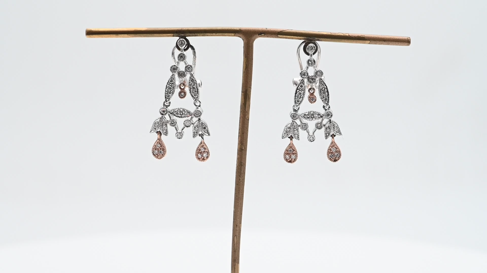 עגילי שנדליר תלויים משובצים יהלומים - מק"ט 13508, זהב 14K