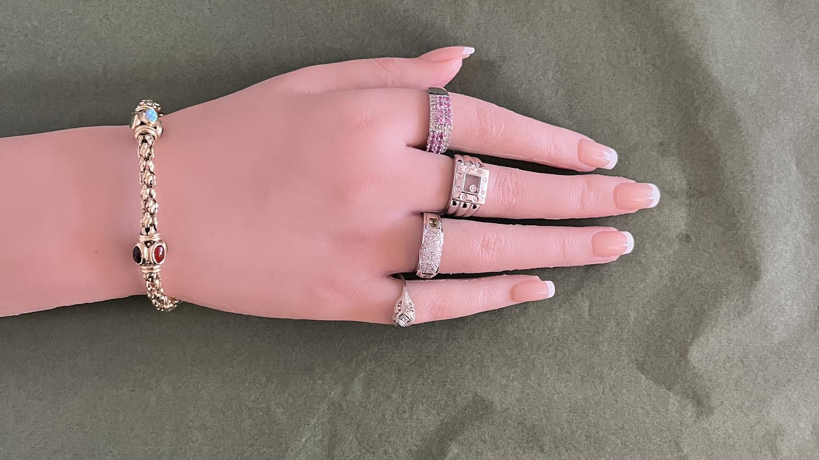 טבעת וינטג' משובצת יהלומים סביב ויהלום נוסע במרכז - מק"ט 60567, זהב 18K