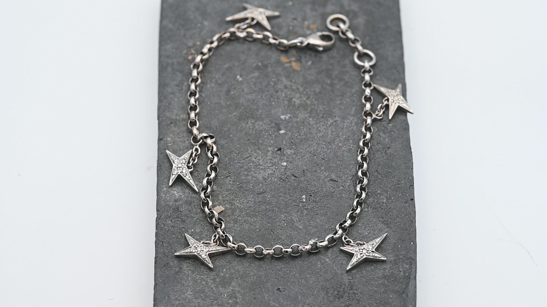 צמיד עם כוכבים תלויים משובצים יהלומים בעיצוב Mauboussin - מק"ט 13907, זהב 18K