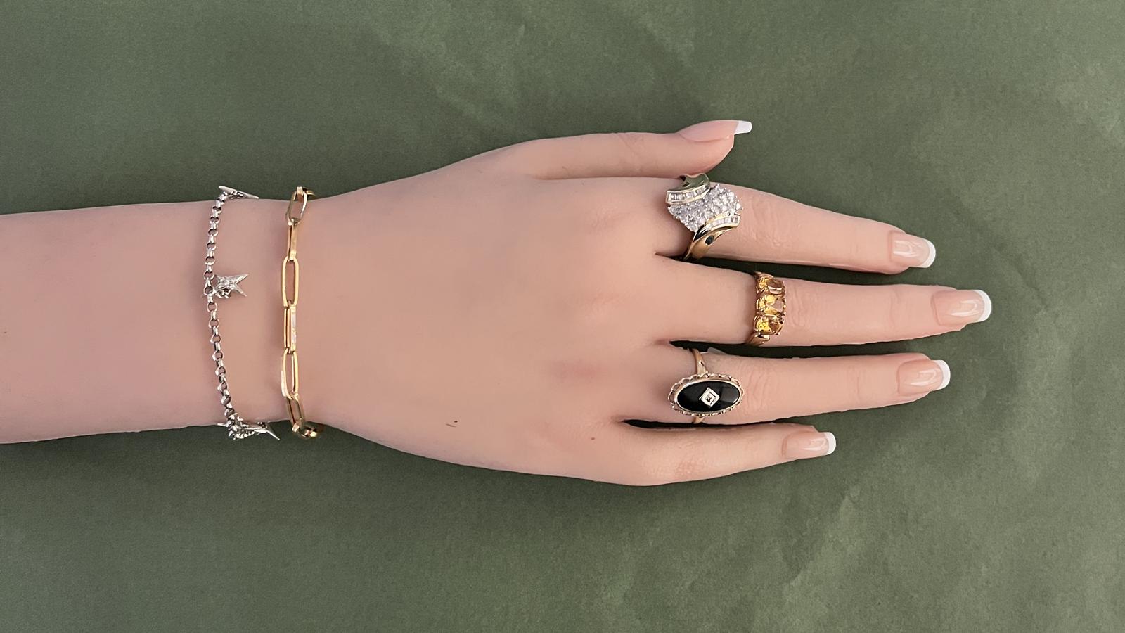 צמיד עם כוכבים תלויים משובצים יהלומים בעיצוב Mauboussin - מק"ט 13907, זהב 18K