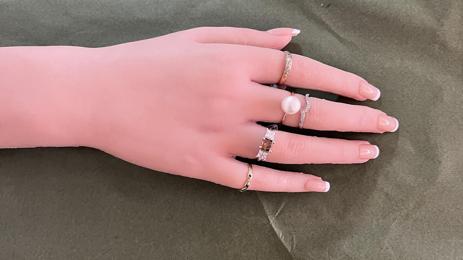 טבעת 3 יהלומים, מרכזי קושן 1.42 תעודת GIA FDOB ושני יהלומים בחיתוך פרינסס בצדדים - מק"ט 14149, זהב 18K