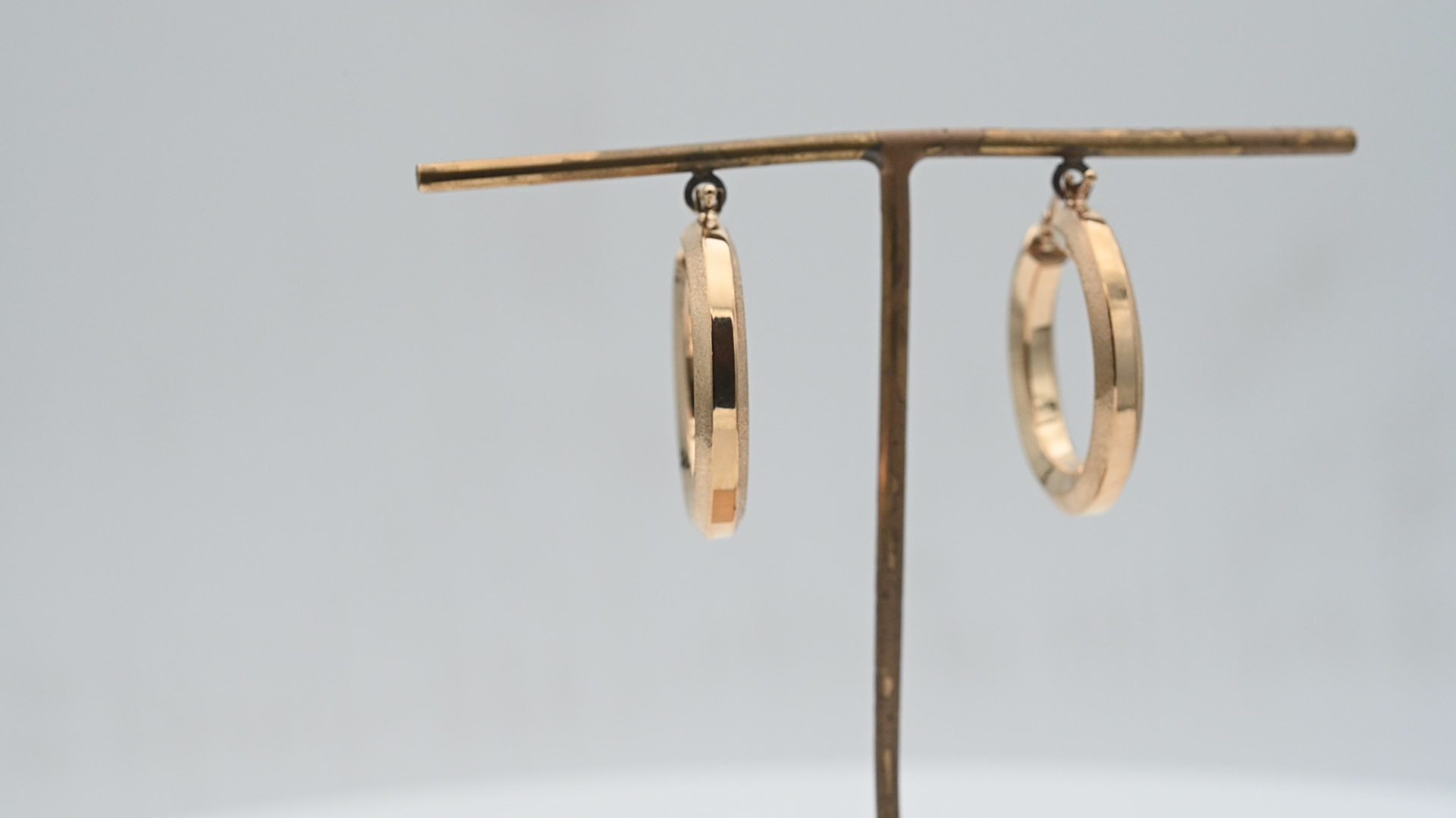 עגילי חישוק איטלקיים בקוטר 2.6 ס"מ, פרופיל מרובע, שילוב של מאט ומבריק - מק"ט 14432, זהב 14K