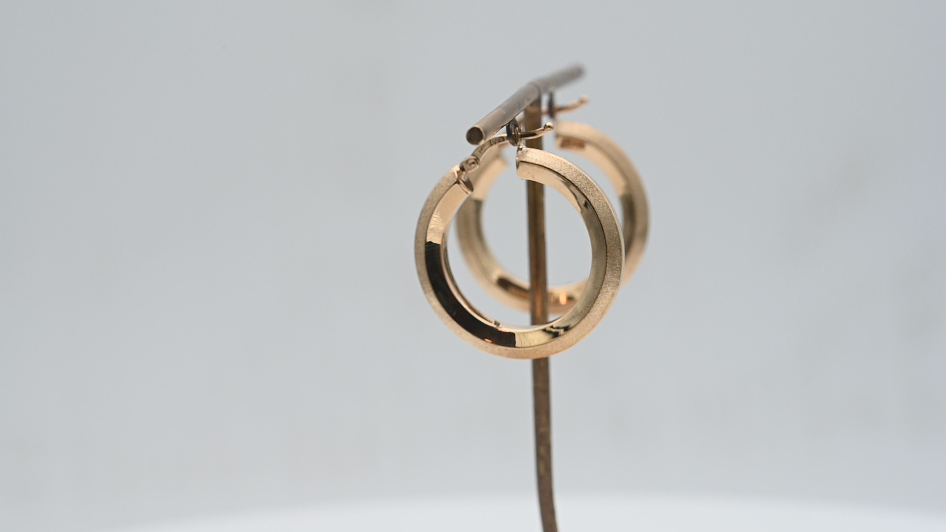 עגילי חישוק איטלקיים בקוטר 2.6 ס"מ, פרופיל מרובע, שילוב של מאט ומבריק - מק"ט 14432, זהב 14K