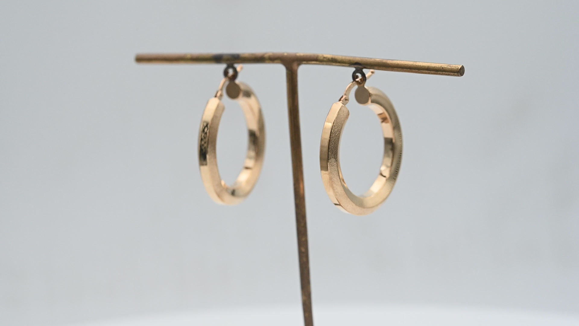 עגילי חישוק איטלקיים בקוטר 2.6 ס"מ, פרופיל מרובע, שילוב של מאט ומבריק - מק"ט 14432, זהב 14K