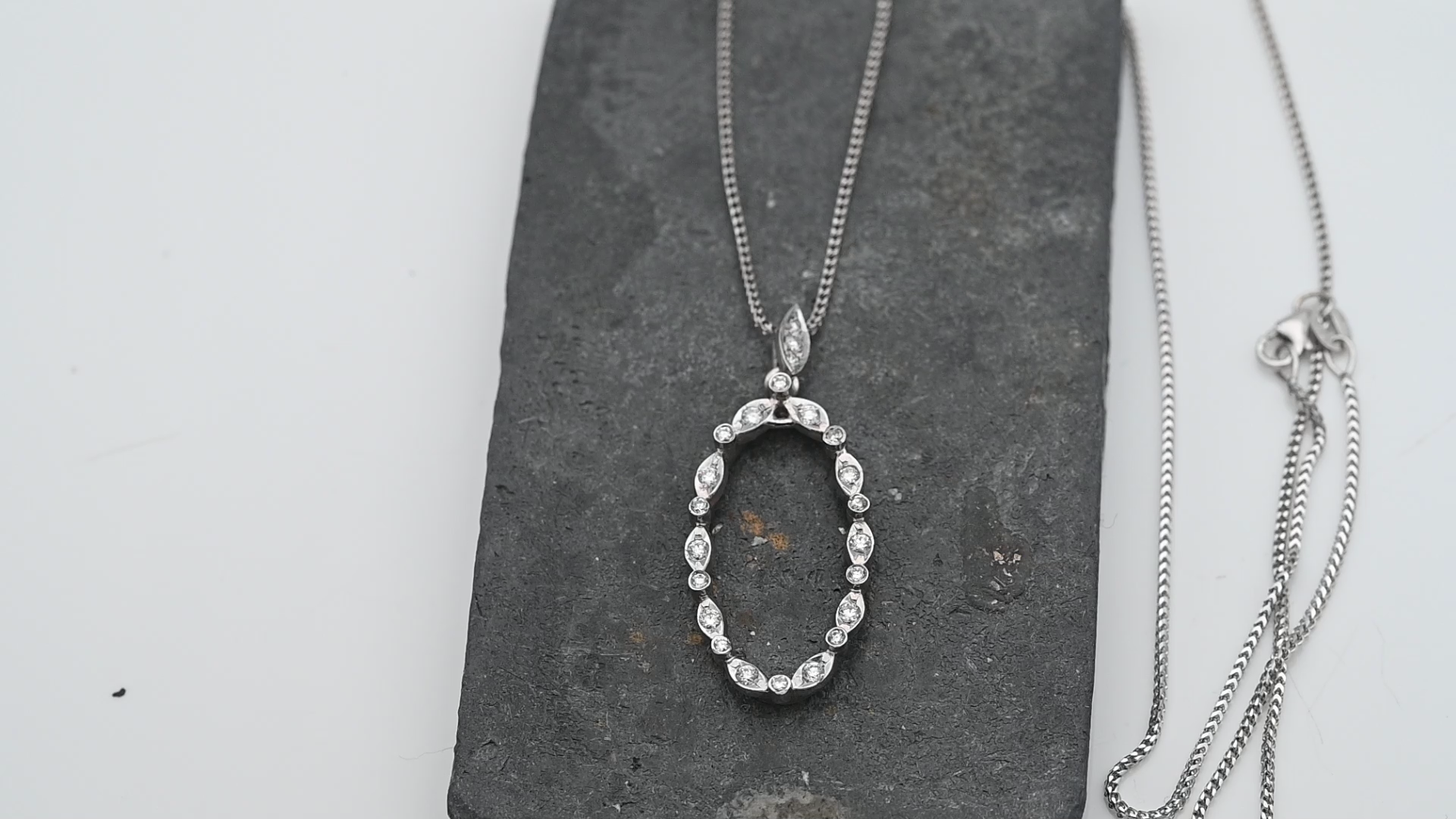 תליון וינטאג בצורת אובל משובץ יהלומים, כולל שרשרת - מק"ט 14493, זהב 14K