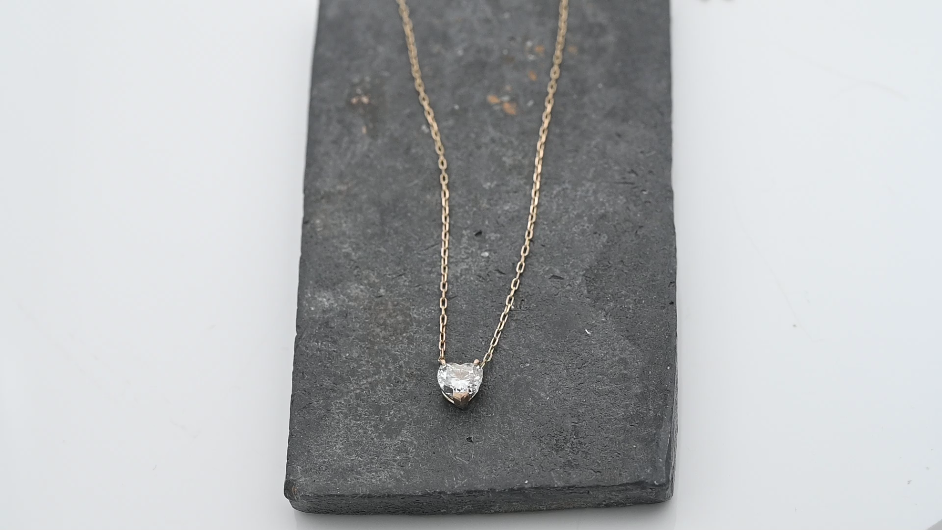 תליון סוליטר משובץ יהלום בחיתוך לב, במשקל 1.01 קארט I VVS2 HRD - מק"ט 14566, זהב 14K