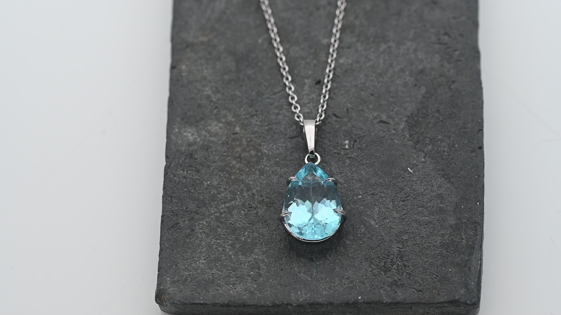 תליון סוליטר משובץ בלו טופז בצורת טיפה במשקל 5.58 קראט, כולל שרשרת - מק"ט 14578, זהב 14K