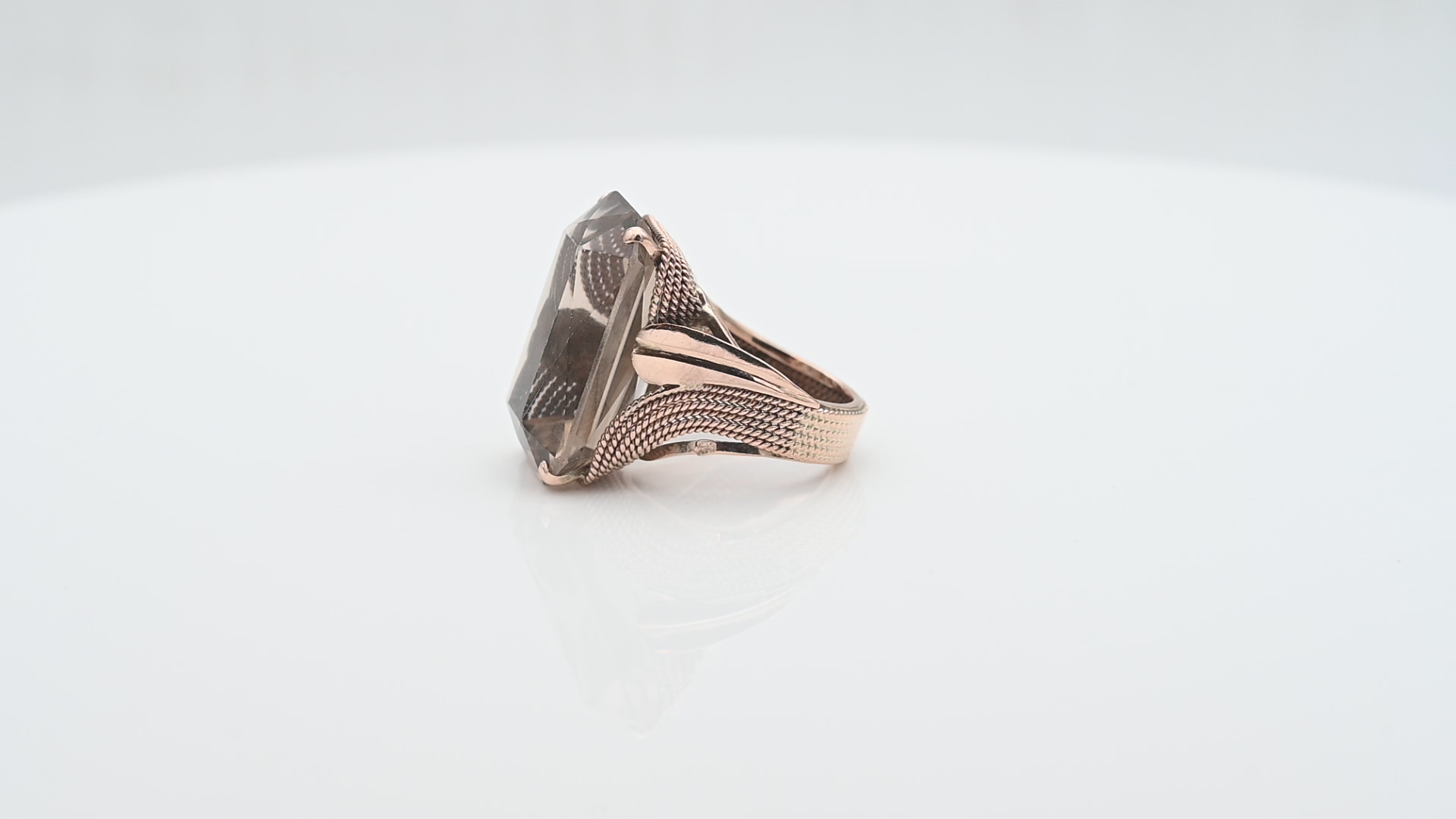 טבעת וינטג' גדולה עם פיתוחים, משובצת סמוקי טופז מלבני בגודל 2.5X1.5 ס"מ - מק"ט 14791, זהב 14K