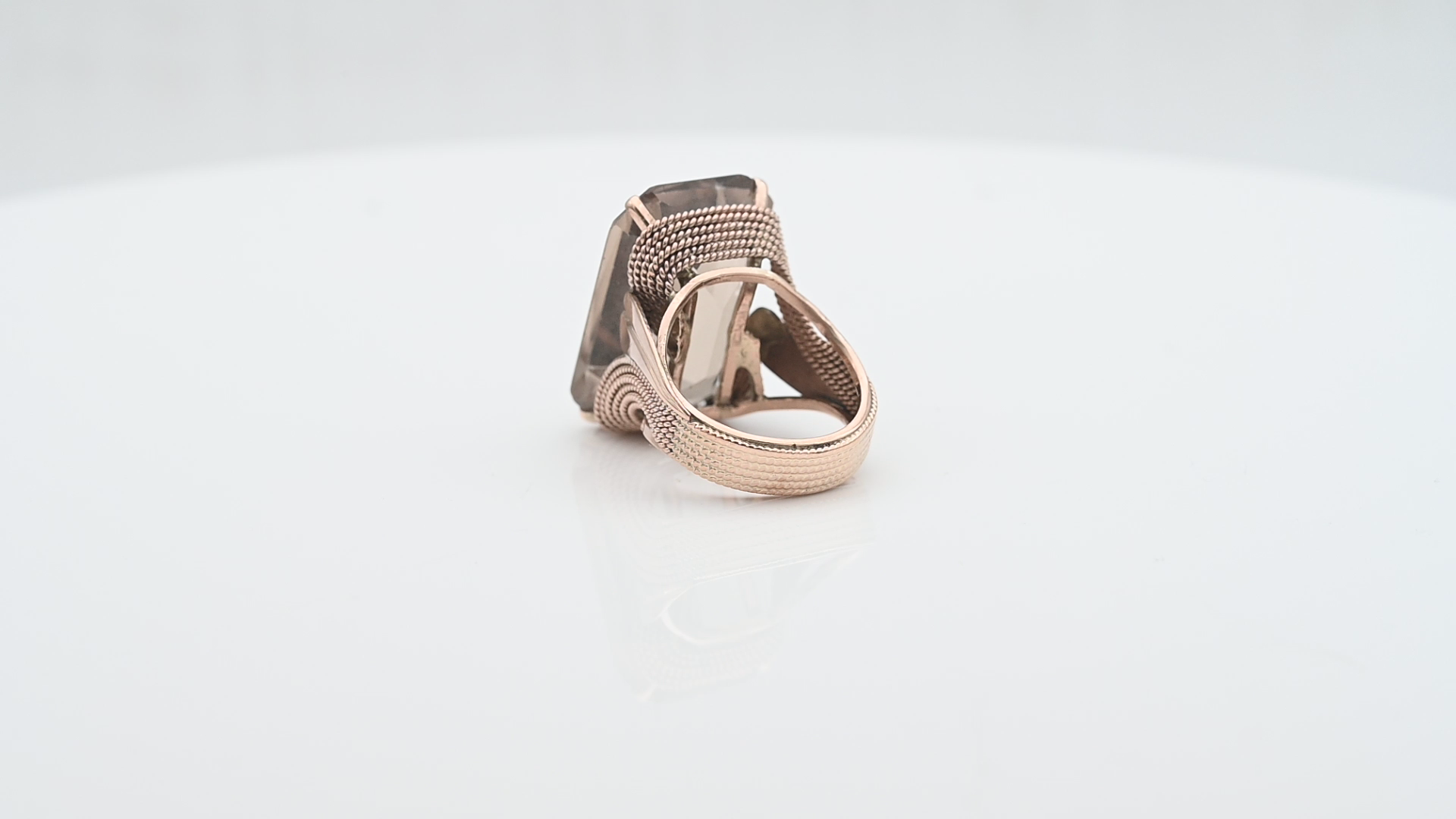 טבעת וינטג' גדולה עם פיתוחים, משובצת סמוקי טופז מלבני בגודל 2.5X1.5 ס"מ - מק"ט 14791, זהב 14K