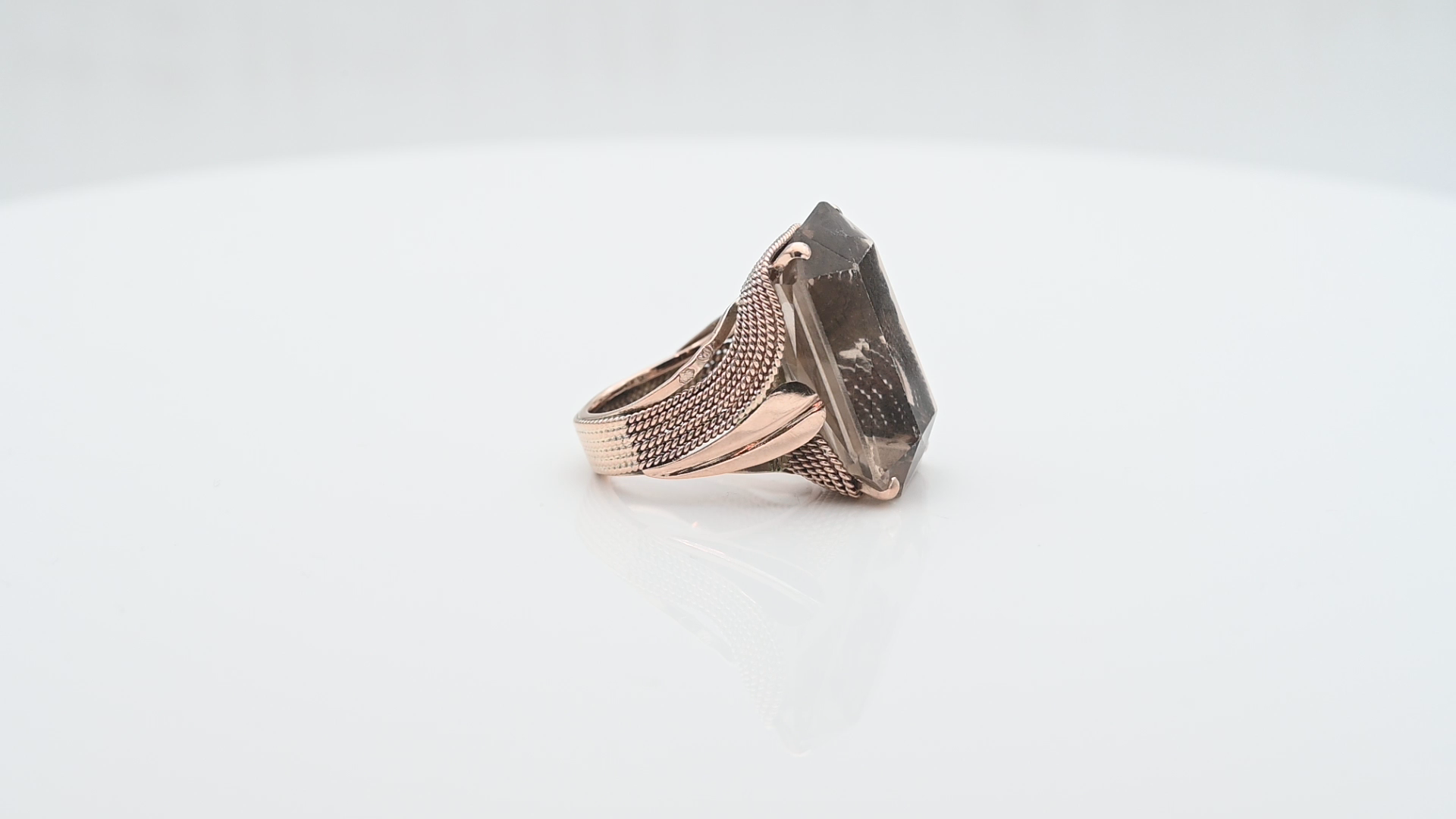 טבעת וינטג' גדולה עם פיתוחים, משובצת סמוקי טופז מלבני בגודל 2.5X1.5 ס"מ - מק"ט 14791, זהב 14K