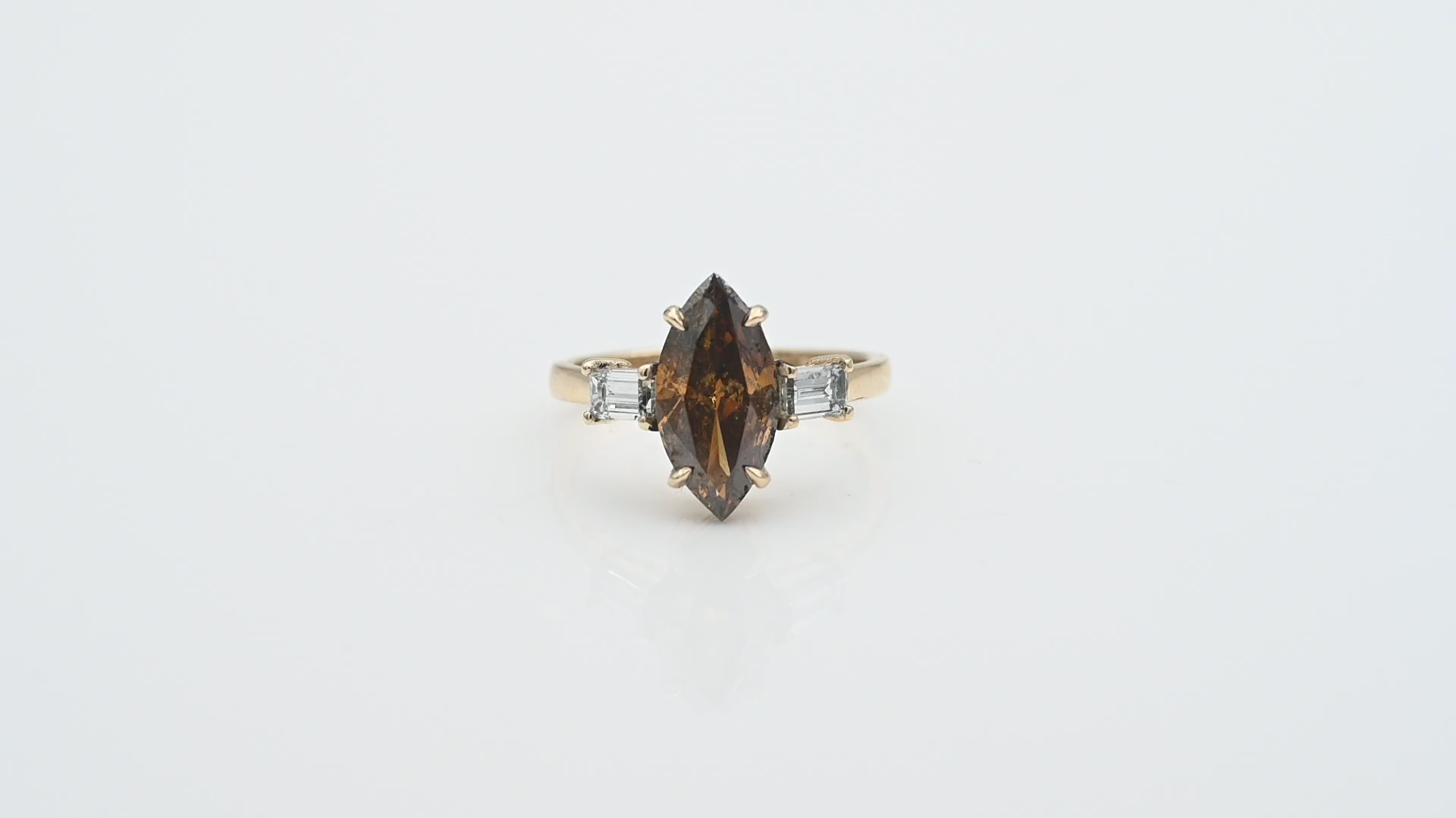 טבעת משובצת יהלומים בחיתוך מרקיזה ובאגט, יהלום מרכזי במשקל 2.22 קארט עם תעודת GIA5192377506 - מק"ט 14806, זהב 14K