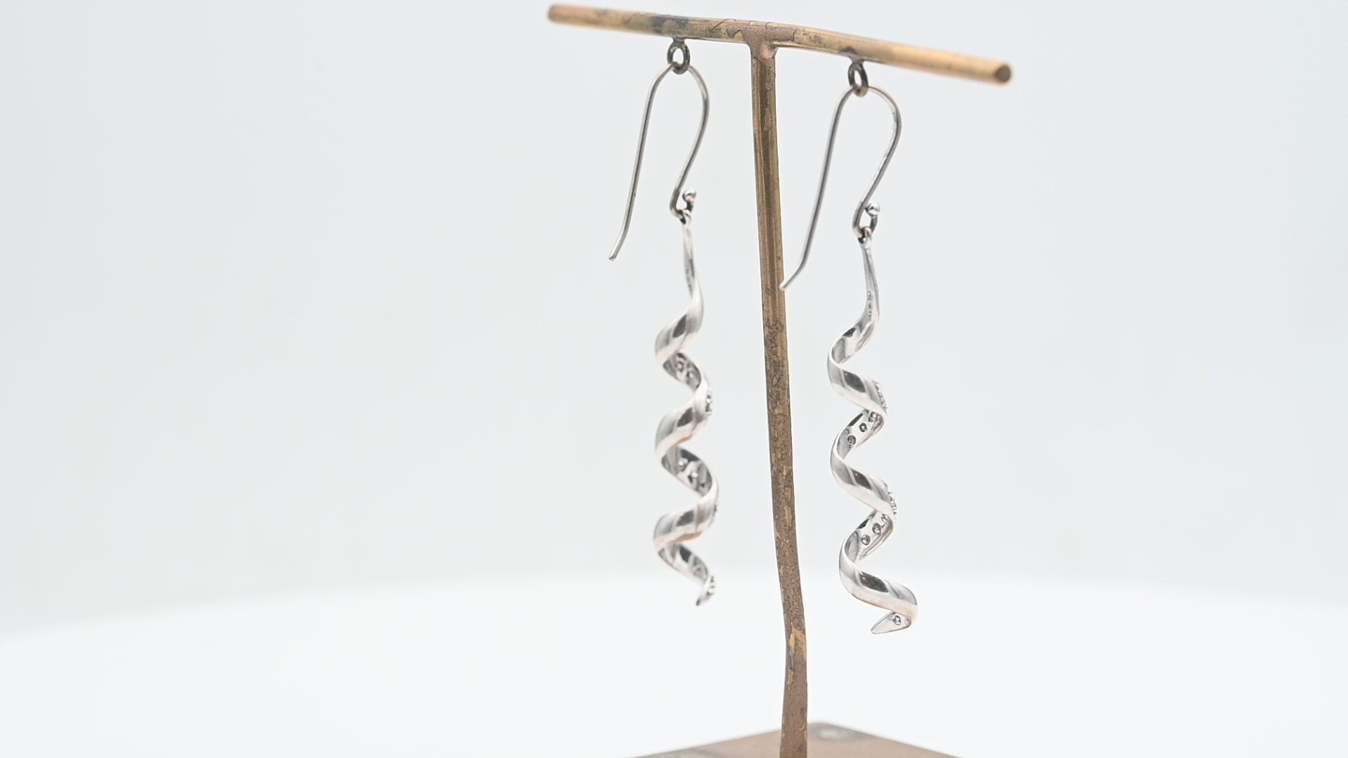 עגילי זהב תלויים מסולסלים, משובצים יהלומים - מק"ט 14914, זהב 14K