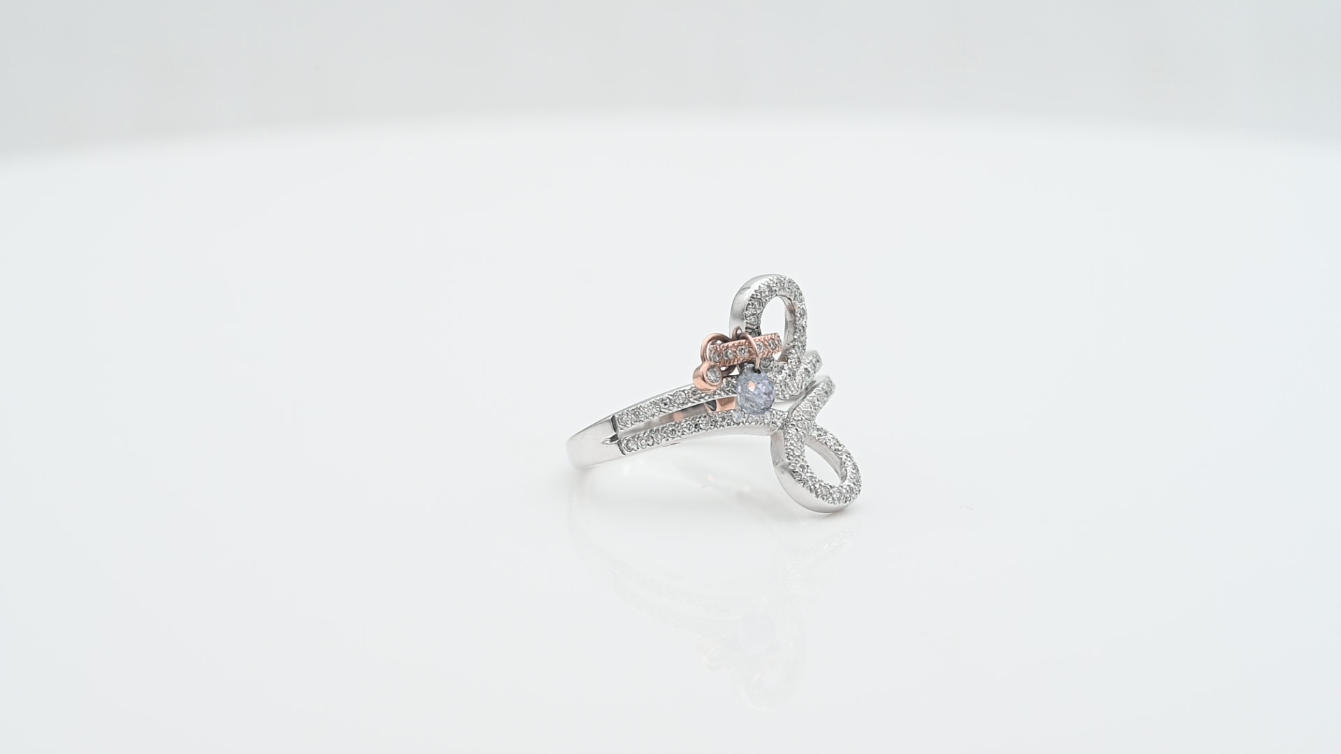 טבעת זהב שתי לולאות משובצת יהלומים, עם צ'ארם בזהב אדום משובץ ספיר ובלו טופז - מק"ט 14919, זהב 14K