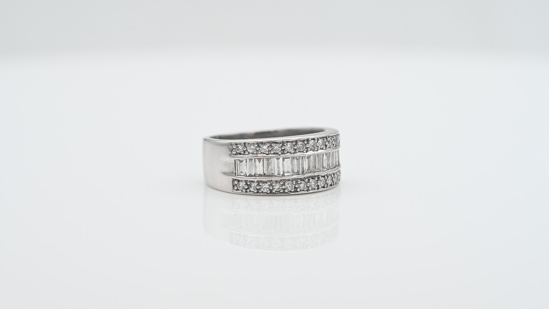 טבעת וינטג' חצי איטרניטי משובצת יהלומים בחיתוך בגט ועגול - מק"ט 14927, זהב 14K