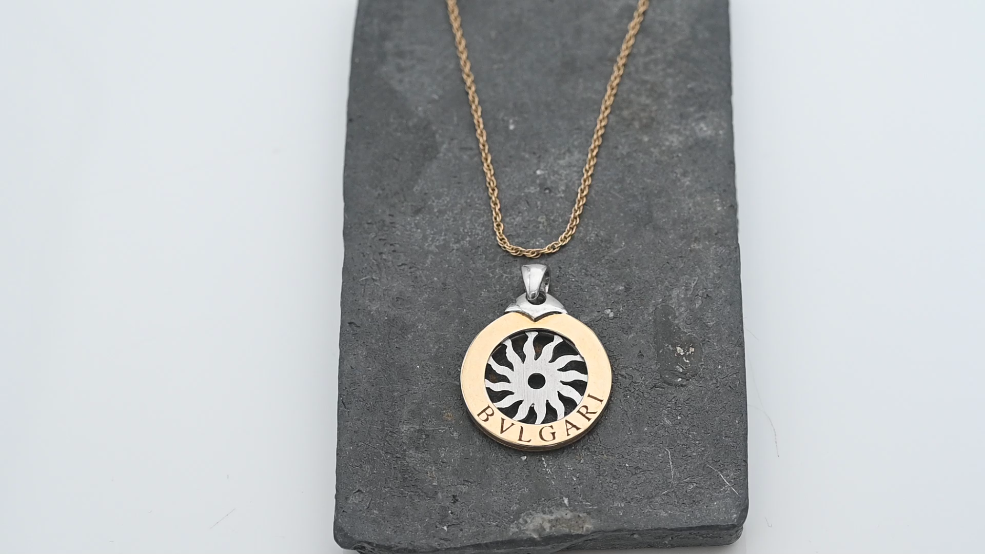 תליון עם כיתוב Bulgari, שמש זזה בתוך חישוק, לא כולל שרשרת - מק"ט 15045, זהב 14K