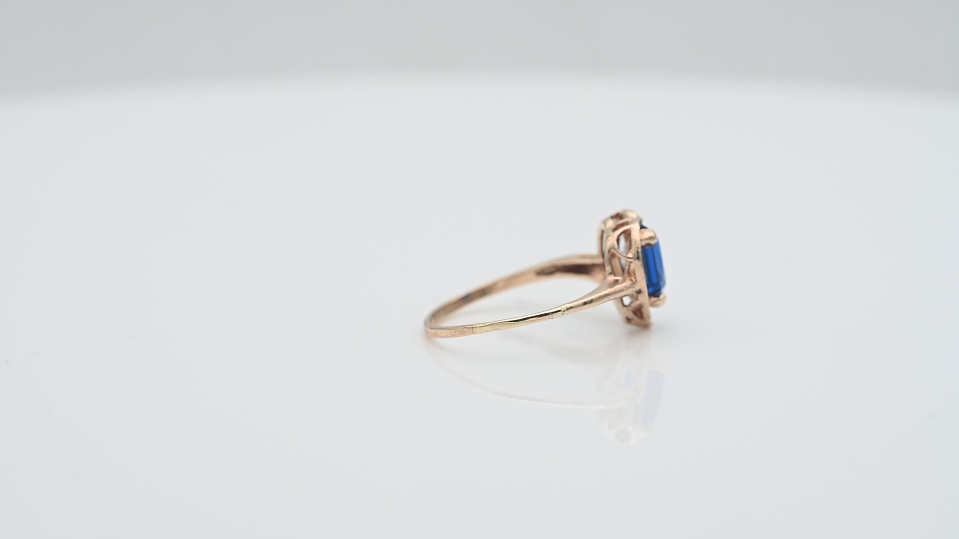 טבעת וינטג' משובצת אבן חן כחולה סינטטית - מק"ט 15108, זהב 14K