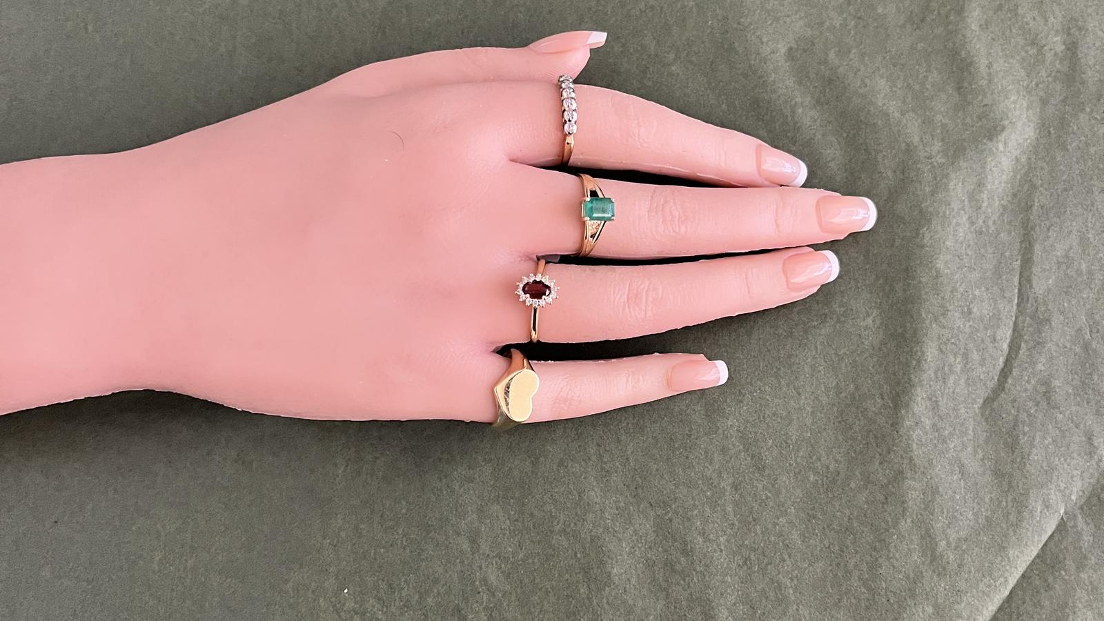 טבעת סוליטר משובצת אמרלד במשקל 1.28 קראט - מק"ט 15266, זהב 14K