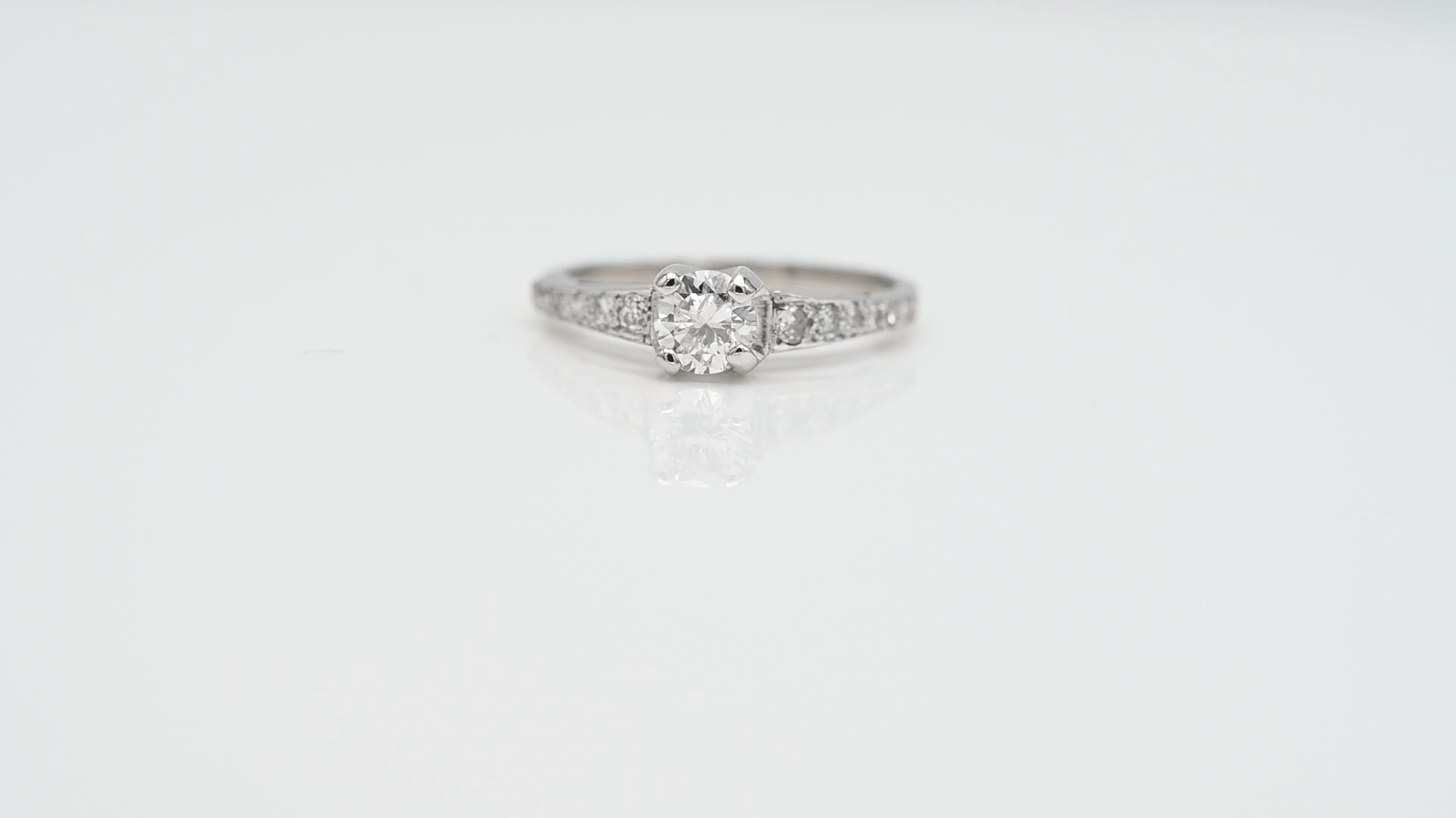 טבעת וינטאג משובצת יהלומים, יהלום מרכזי 0.53 קארט, עשויה מפלטינה - מק"ט 31091