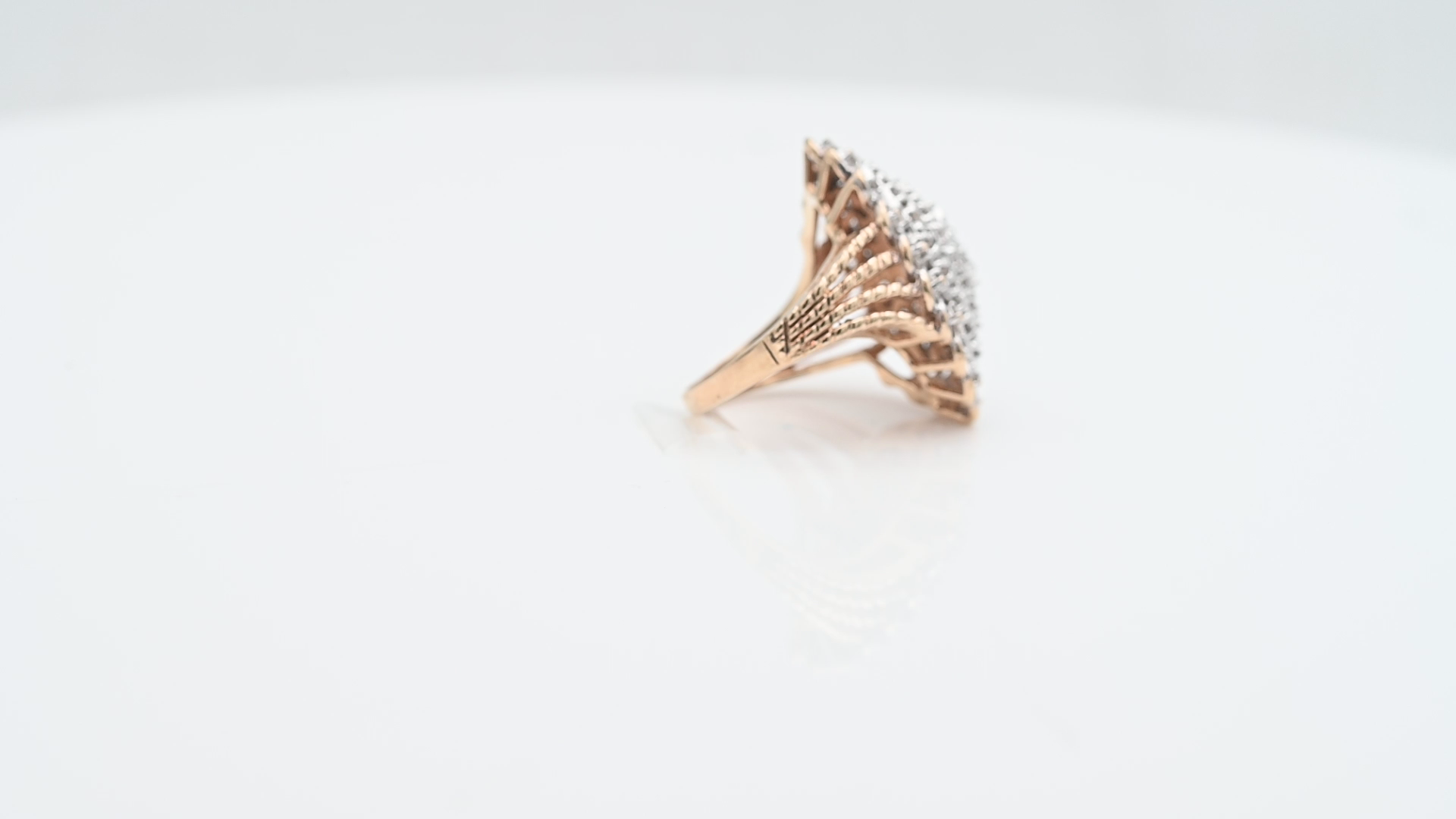 טבעת וינטאג בצורת מרקיזה משובצת יהלומים, זהב 10K - מק"ט 31664