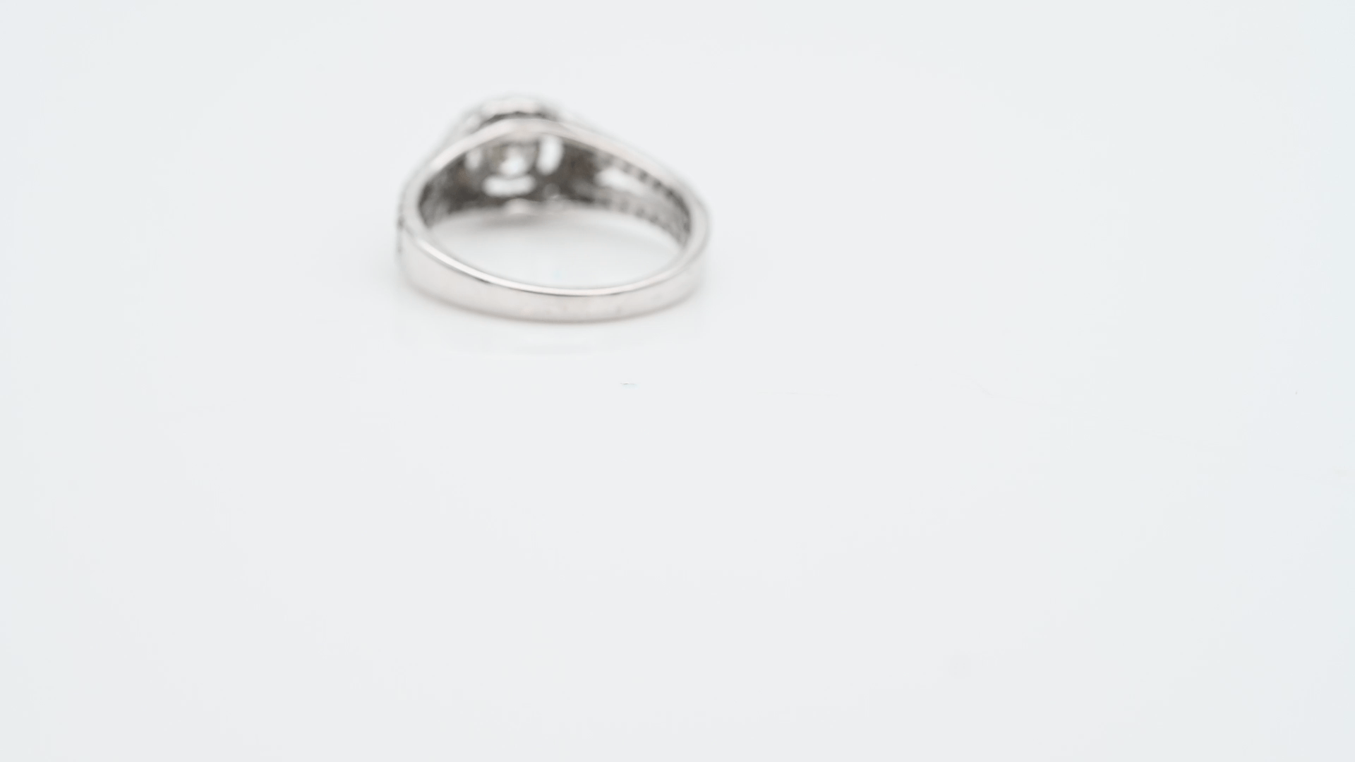 טבעת וינטאג משובצת יהלום מרכזי במשקל 0.40 קארט ויהלומים סביב, זהב 14K - מק"ט 31774