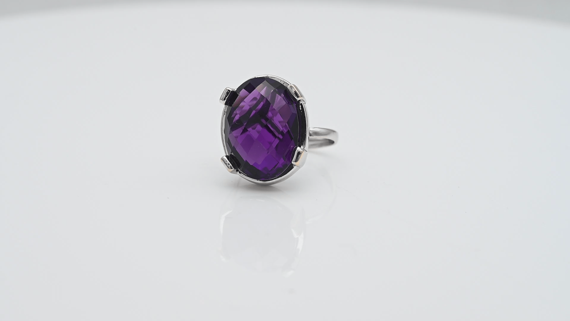 טבעת וינטאג משובצת אמטיסט בחיתוך אובל, זהב 18K - מק"ט 31933