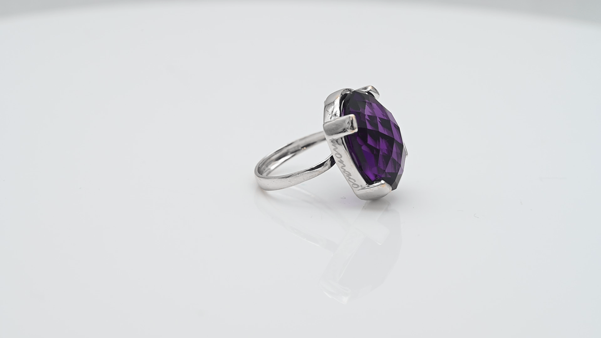 טבעת וינטאג משובצת אמטיסט בחיתוך אובל, זהב 18K - מק"ט 31933