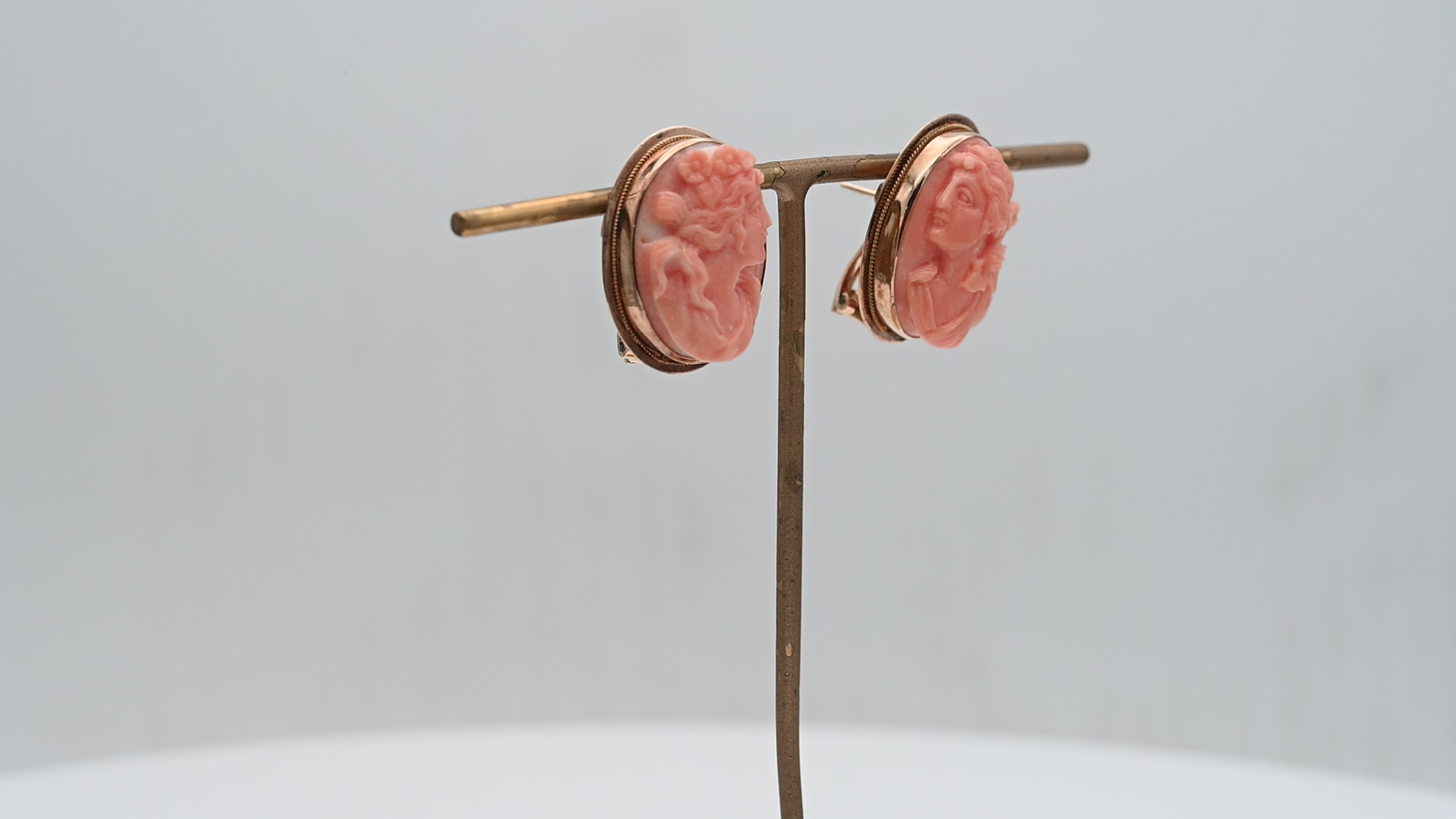 עגילי קליפס צמודים, קמאו כתום, זהב 14K - מק"ט 32057