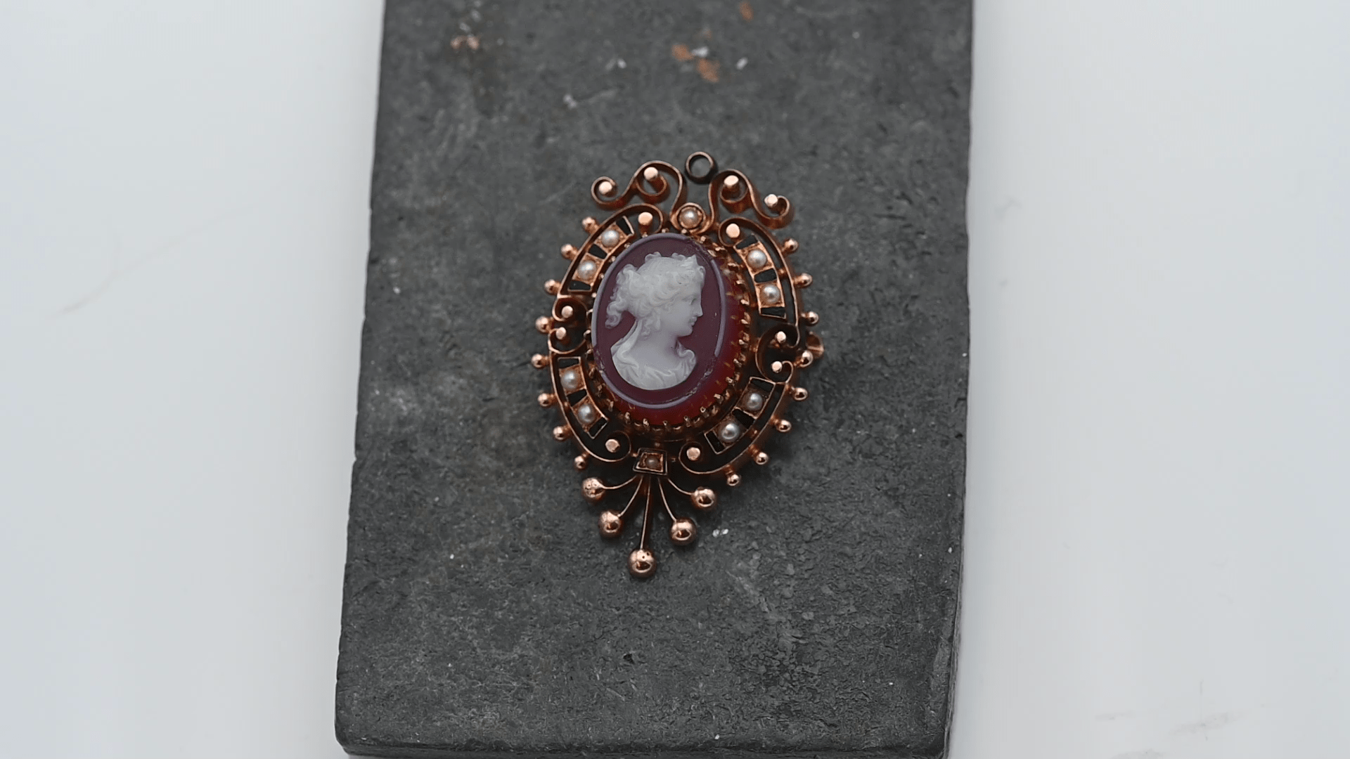 תליון, סיכה קמאו משובץ פנינים, זהב 14K - מק"ט 32065