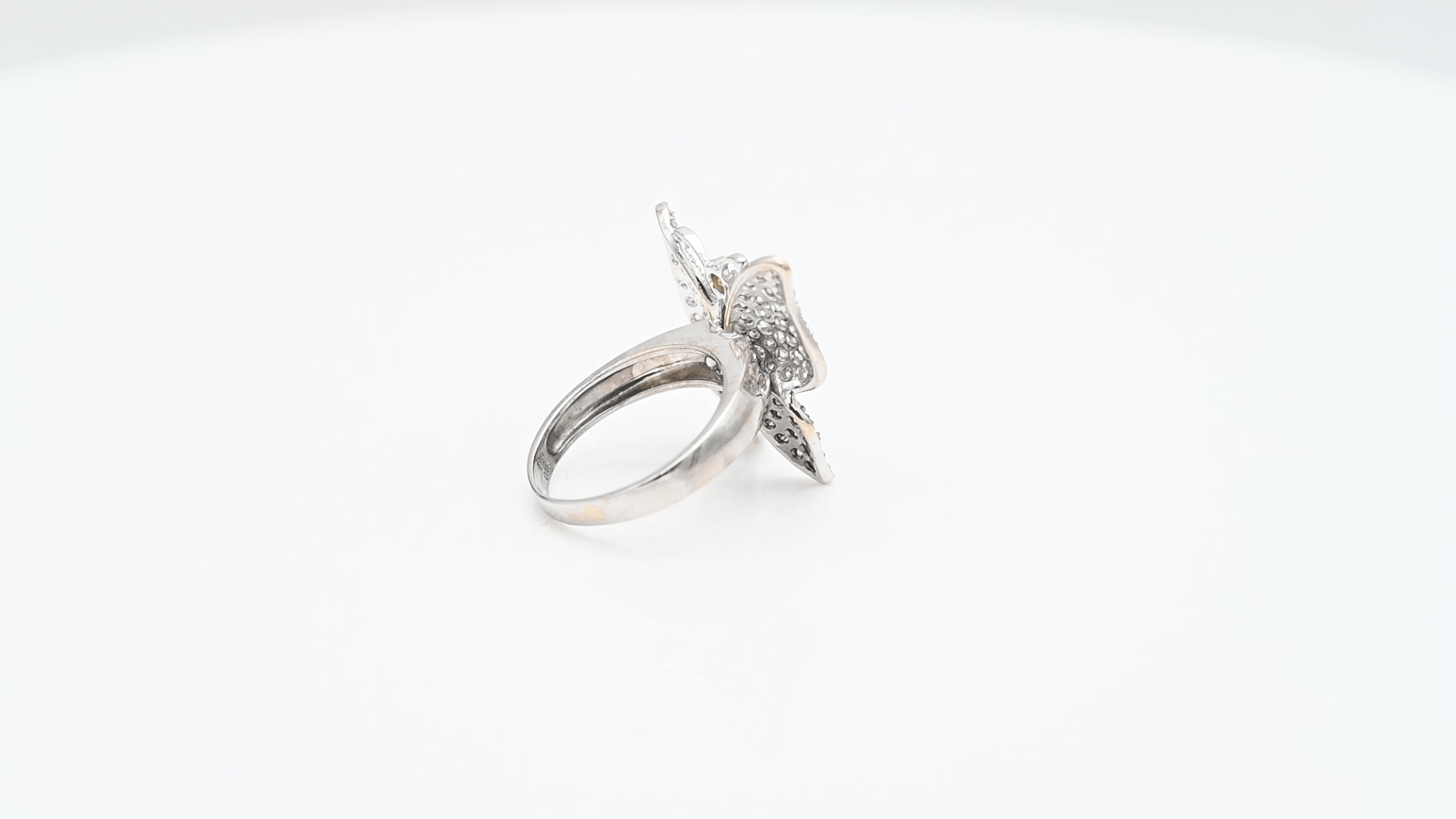 טבעת וינטאג בצורת פרפר משובצת יהלומים לבנים, חומים וספיר צהוב, זהב 18K - מק"ט 32131