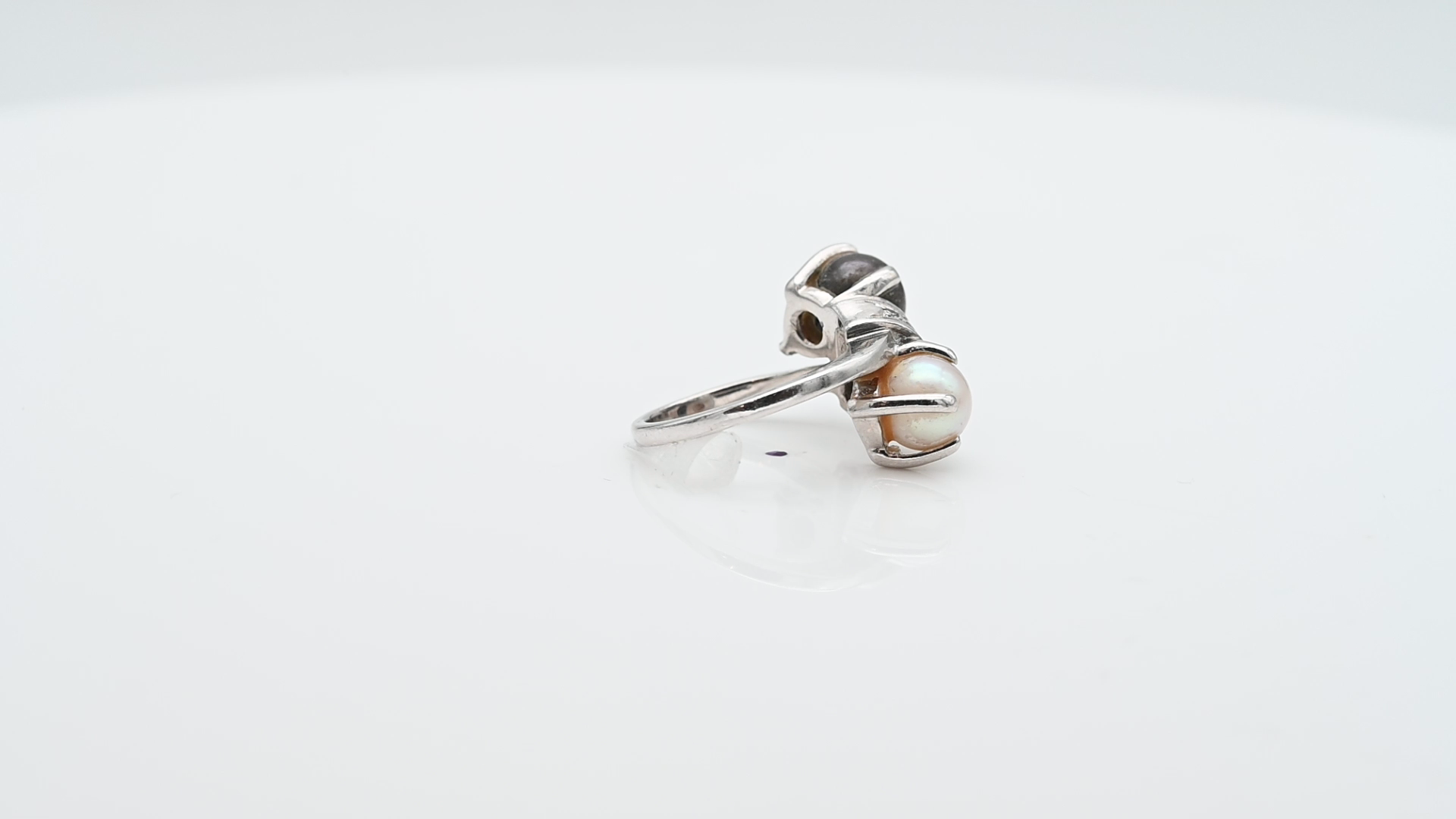 טבעת וינטאג משובצת פנינה שחורה, פנינה לבנה ויהלומים - מק"ט 32527, זהב 14