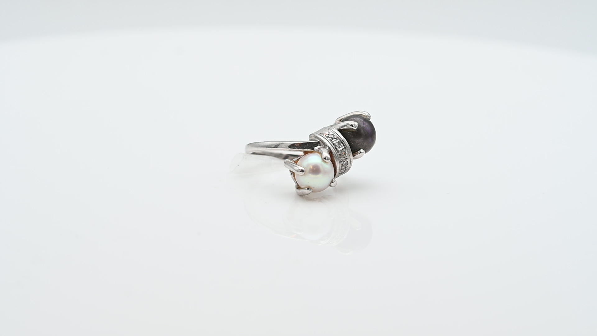 טבעת וינטאג משובצת פנינה שחורה, פנינה לבנה ויהלומים - מק"ט 32527, זהב 14