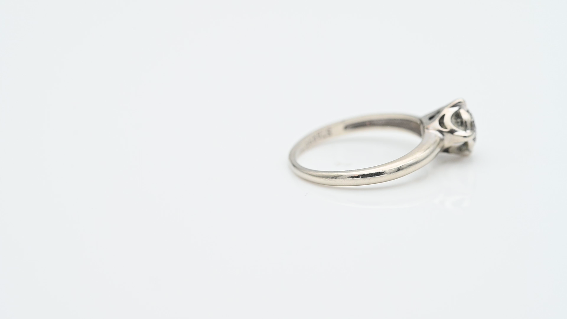 טבעת וינטג משובצת יהלום - מק"ט 32715, זהב 9-14K