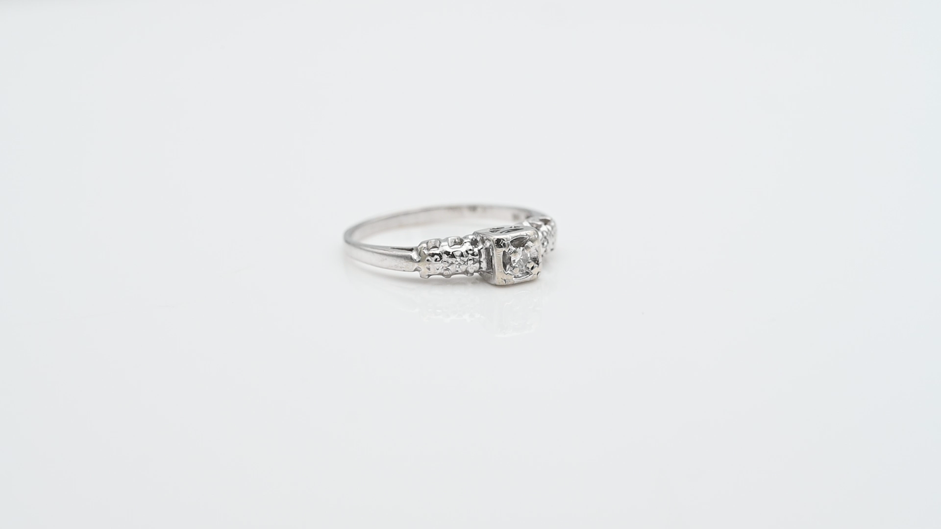 טבעת וינטג' משובצת יהלומים - מק"ט 33090, זהב 9-14K