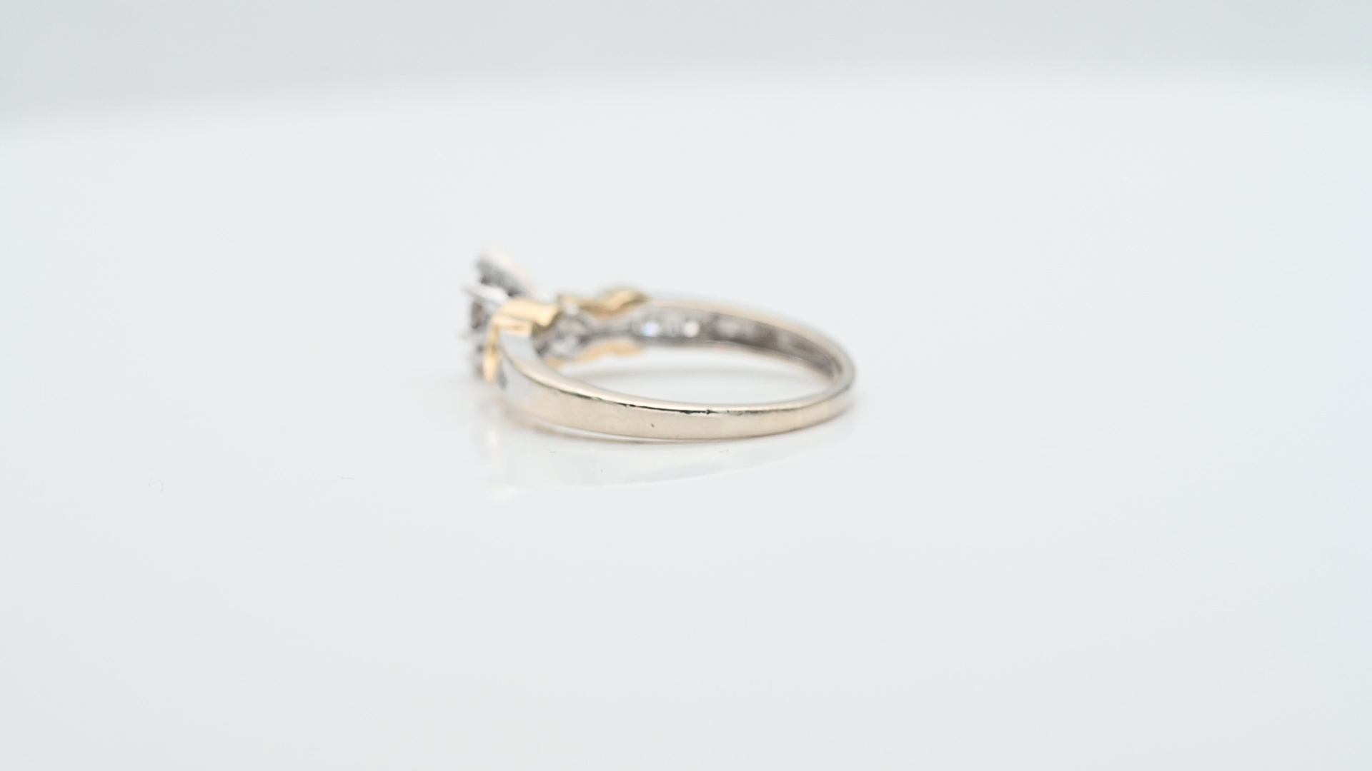 טבעת וינטג' משובצת יהלומים בחיתוך באגט, משולש ועגול - מק"ט 33093, זהב 14K