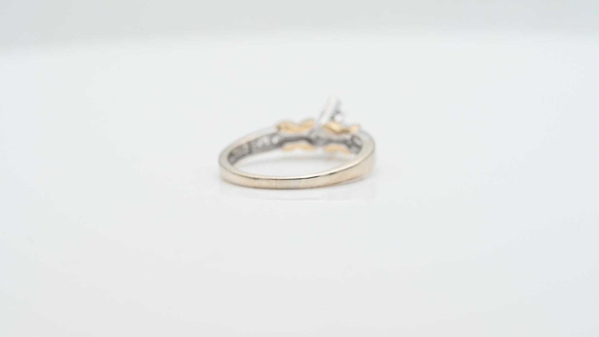 טבעת וינטג' משובצת יהלומים בחיתוך באגט, משולש ועגול - מק"ט 33093, זהב 14K