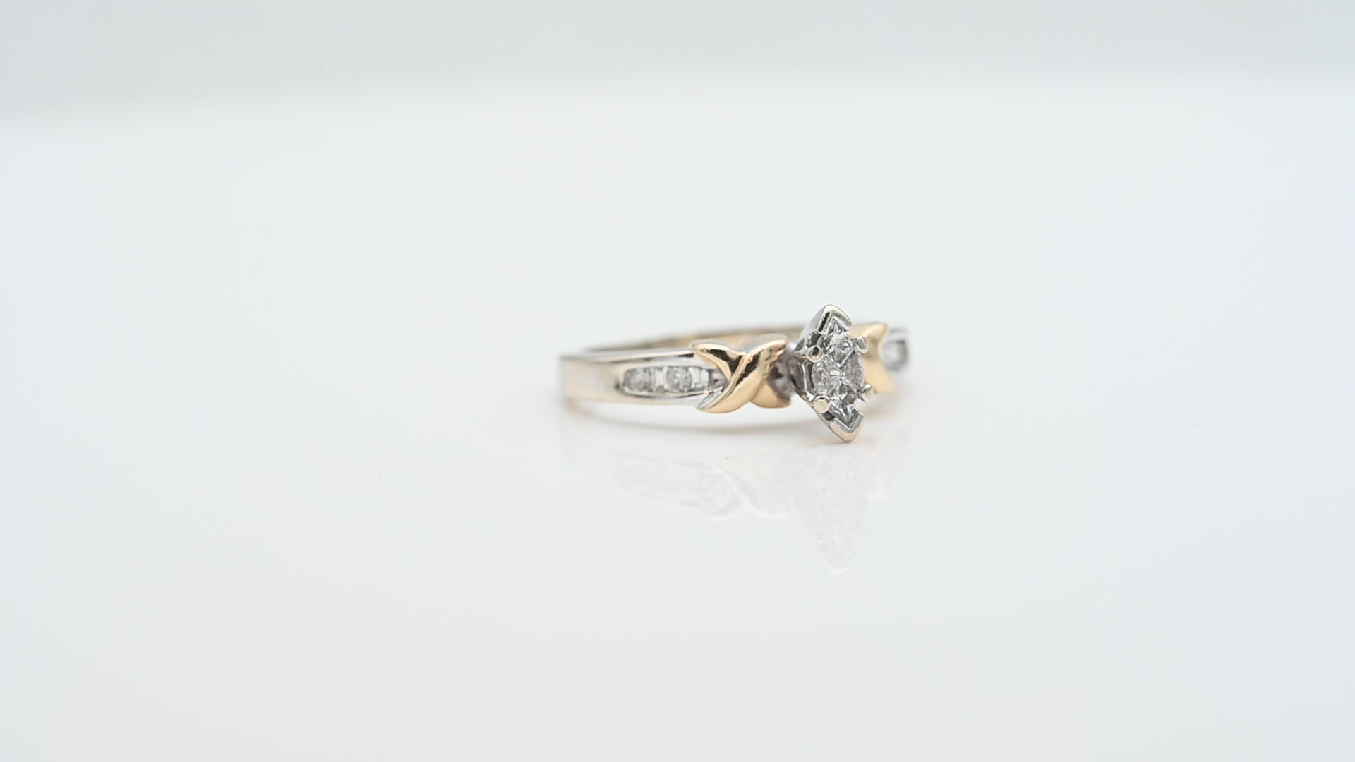 טבעת וינטג' משובצת יהלומים בחיתוך באגט, משולש ועגול - מק"ט 33093, זהב 14K