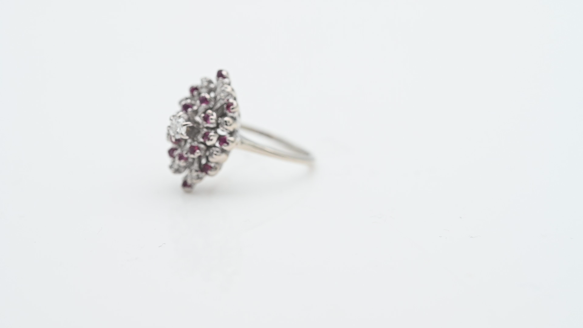 טבעת וינטג' בצורת מרקיזה משובצת אבני רובי ויהלומים - מק"ט 33238, זהב 9(14)K