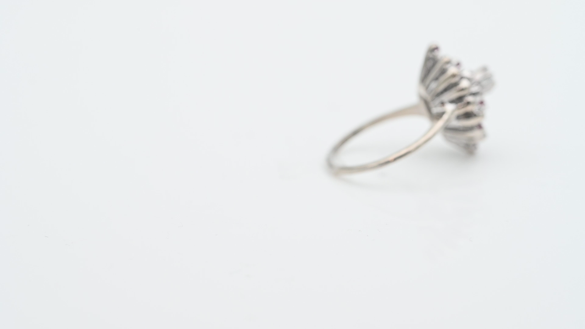 טבעת וינטג' בצורת מרקיזה משובצת אבני רובי ויהלומים - מק"ט 33238, זהב 9(14)K