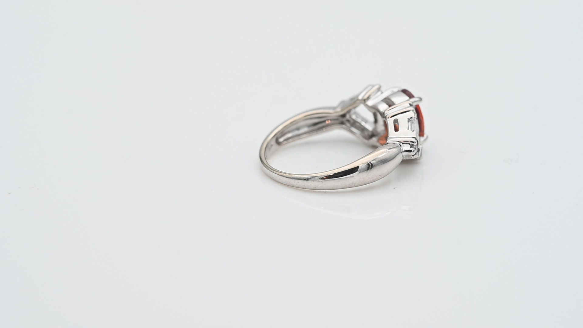 טבעת וינטג' משובצת גרנט כתום ויהלומים בחיתוך באגט ועגול - מק"ט 33267, זהב 14K