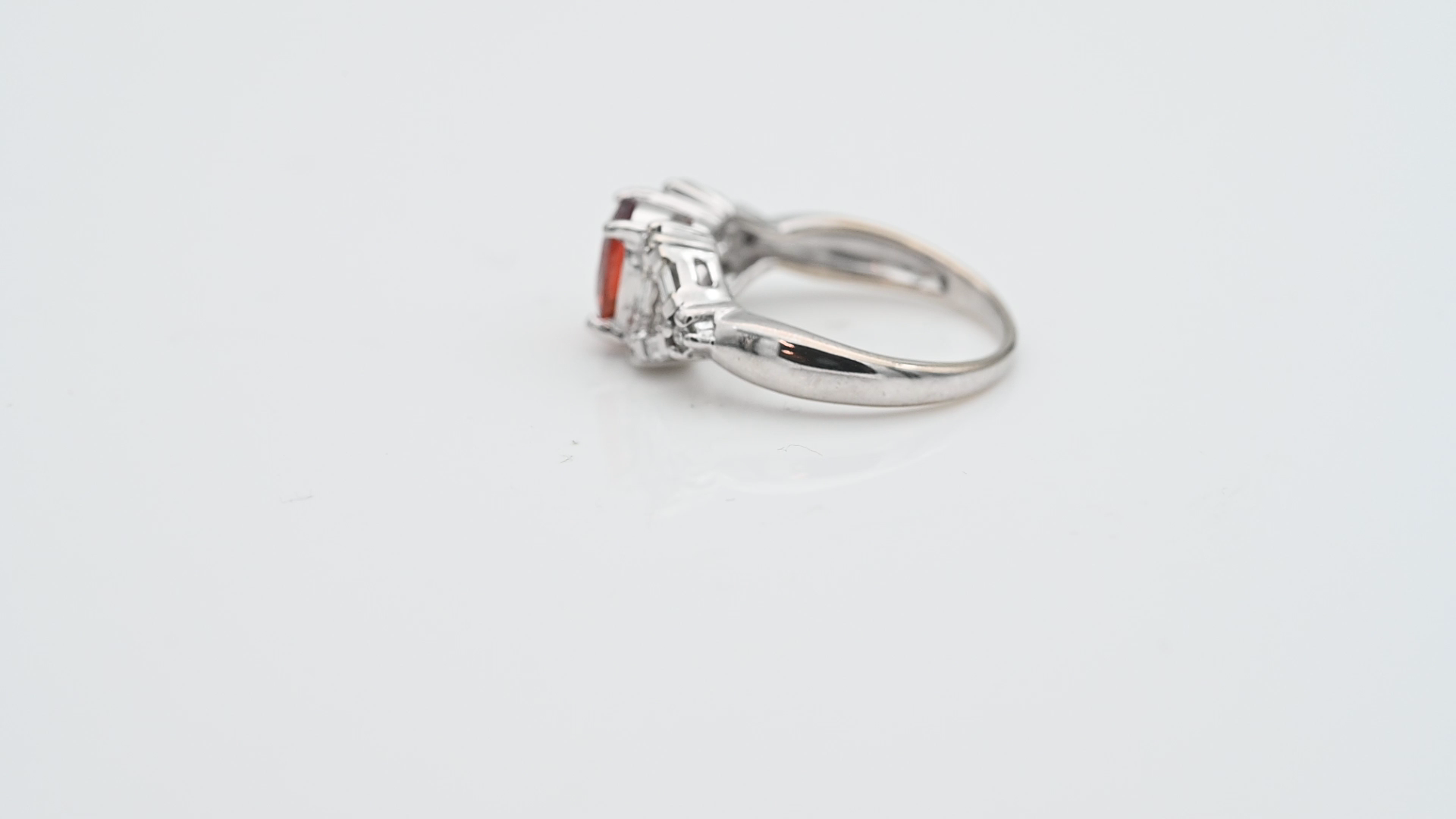 טבעת וינטג' משובצת גרנט כתום ויהלומים בחיתוך באגט ועגול - מק"ט 33267, זהב 14K