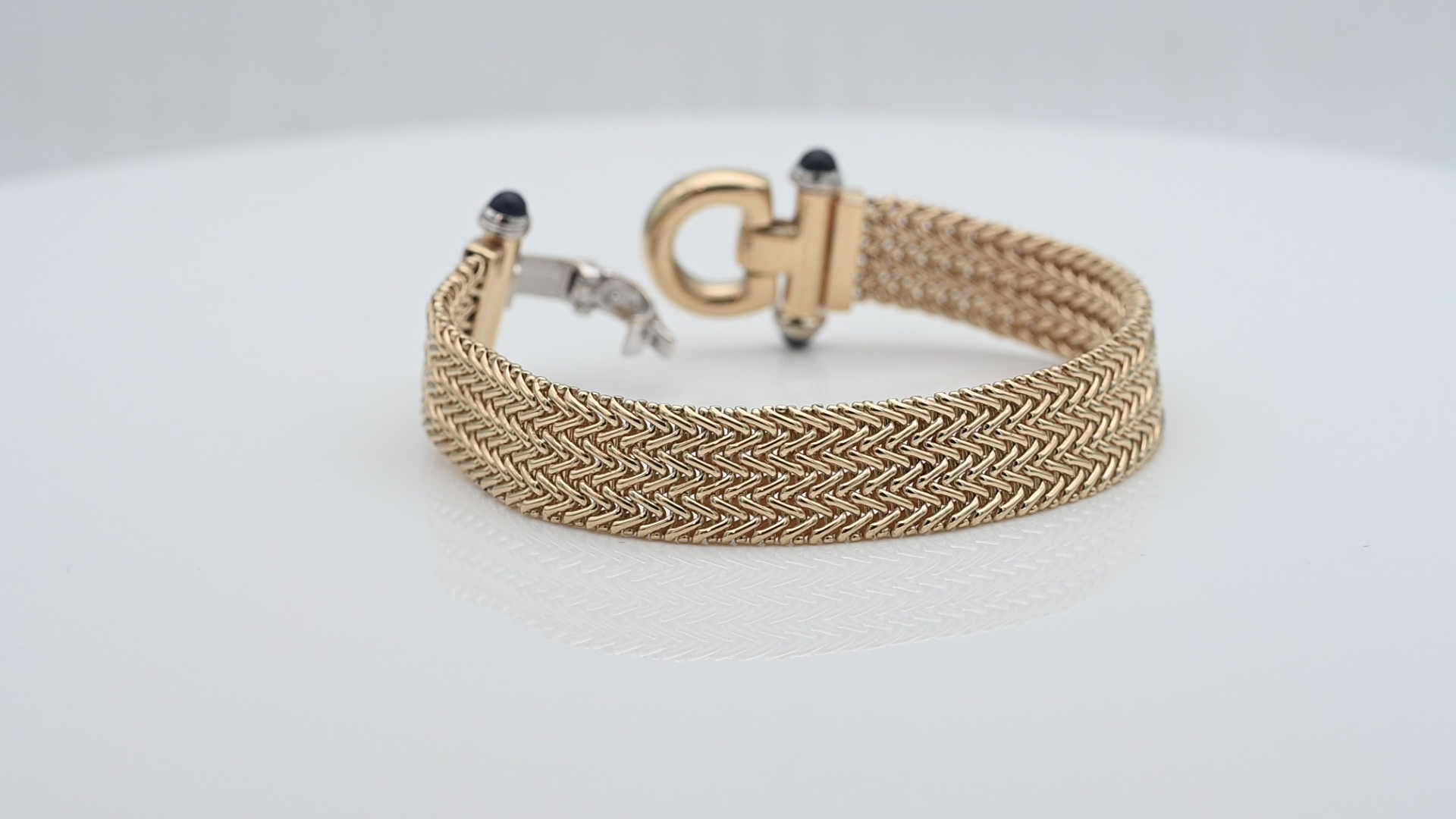 צמיד וינטג' איטלקי ברוחב 12.3 מ"מ, סוגר משובץ יהלומים ואבני ספיר בחיתוך קבושון - מק"ט 33348, זהב 14K