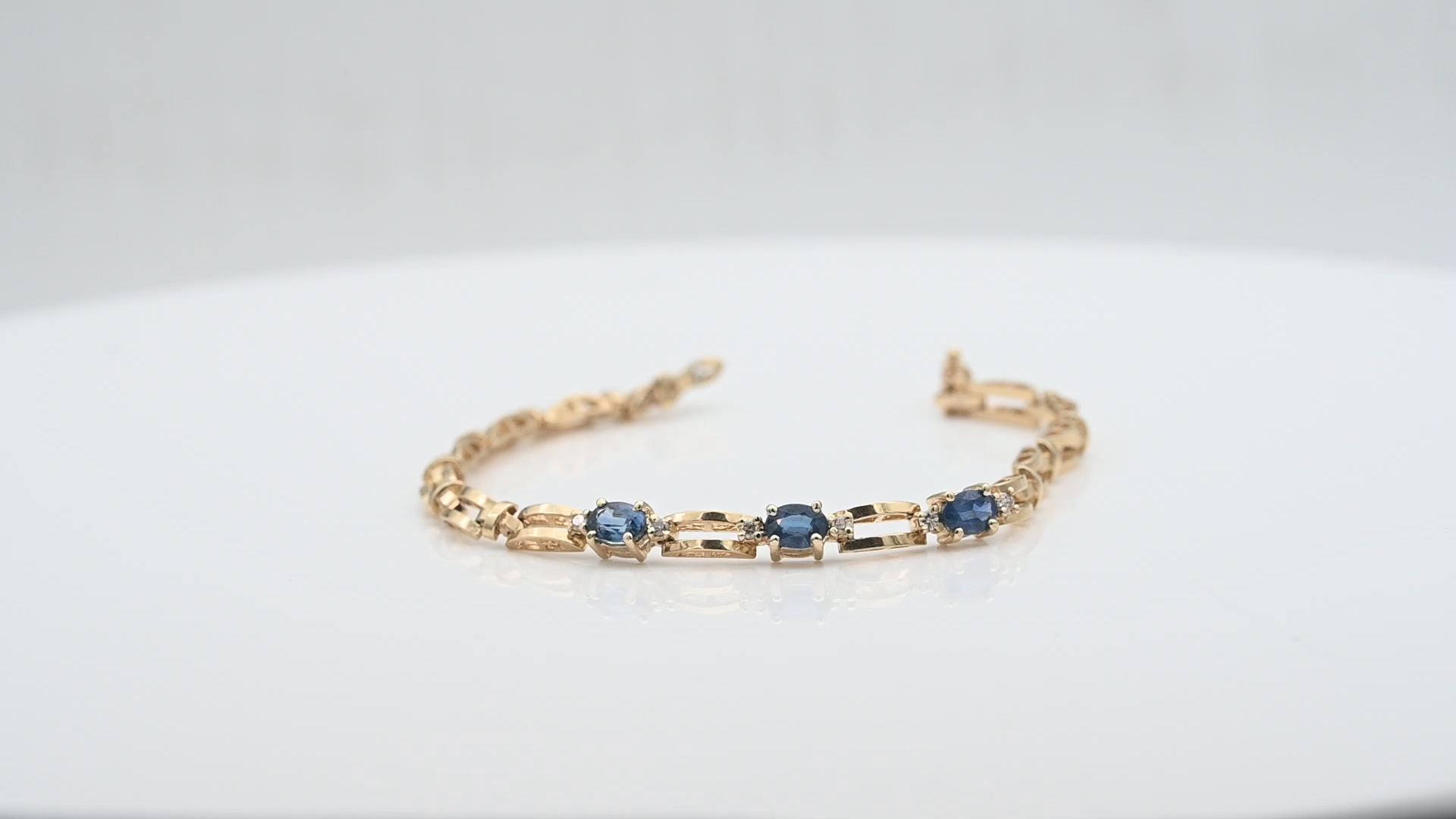 צמיד וינטג' משובץ שלושה ספירים בחיתוך אובל ויהלומים - מק"ט 33354, זהב 14K