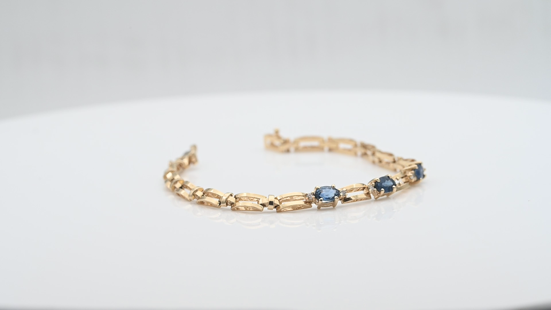 צמיד וינטג' משובץ שלושה ספירים בחיתוך אובל ויהלומים - מק"ט 33354, זהב 14K