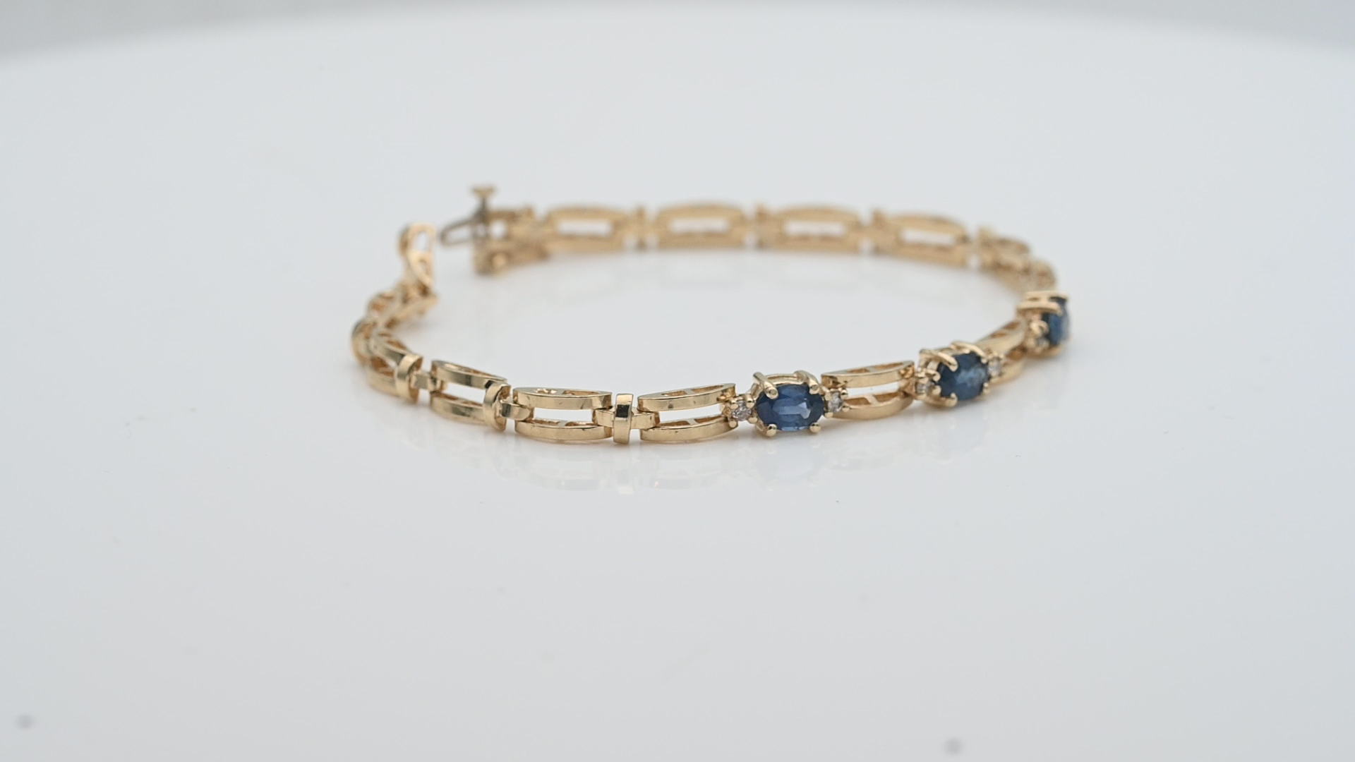 צמיד וינטג' משובץ שלושה ספירים בחיתוך אובל ויהלומים - מק"ט 33354, זהב 14K