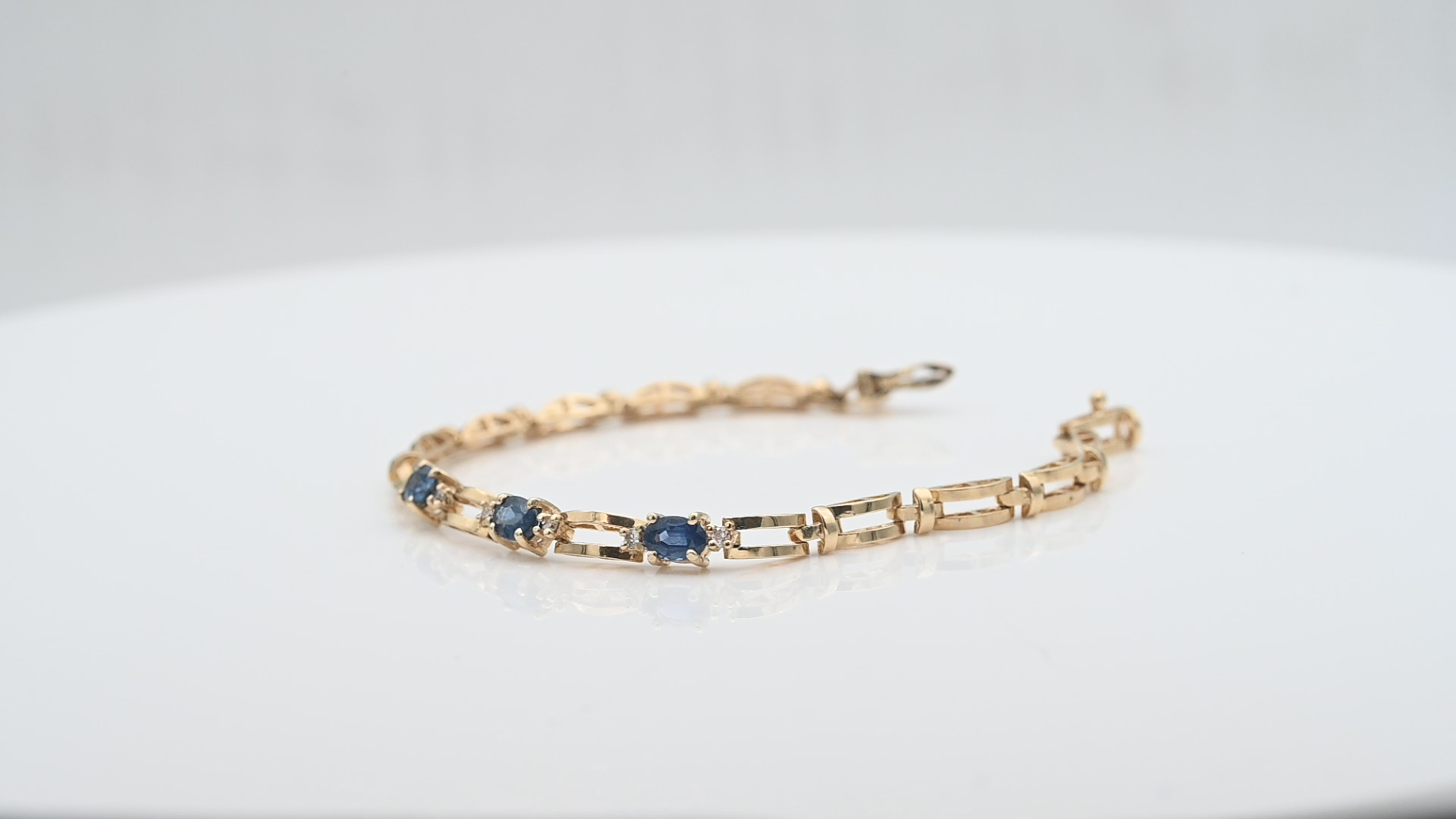 צמיד וינטג' משובץ שלושה ספירים בחיתוך אובל ויהלומים - מק"ט 33354, זהב 14K