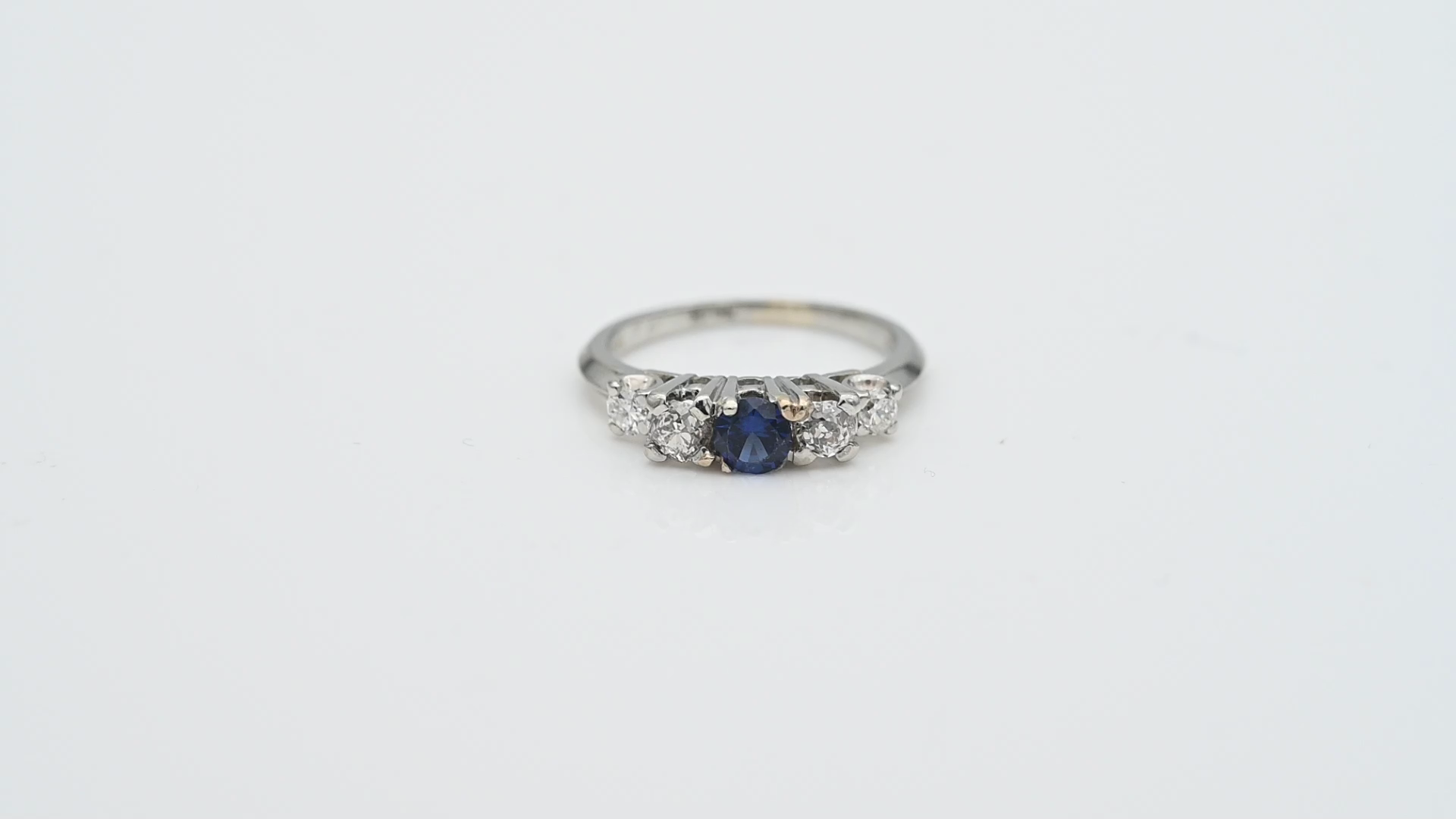 טבעת וינטאג משובצת קורונדום כחול ויהלומים בחיתוך Old Cut - מק"ט 33362, זהב 18K