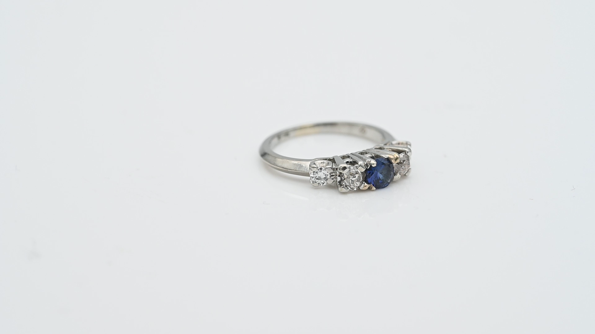 טבעת וינטאג משובצת קורונדום כחול ויהלומים בחיתוך Old Cut - מק"ט 33362, זהב 18K