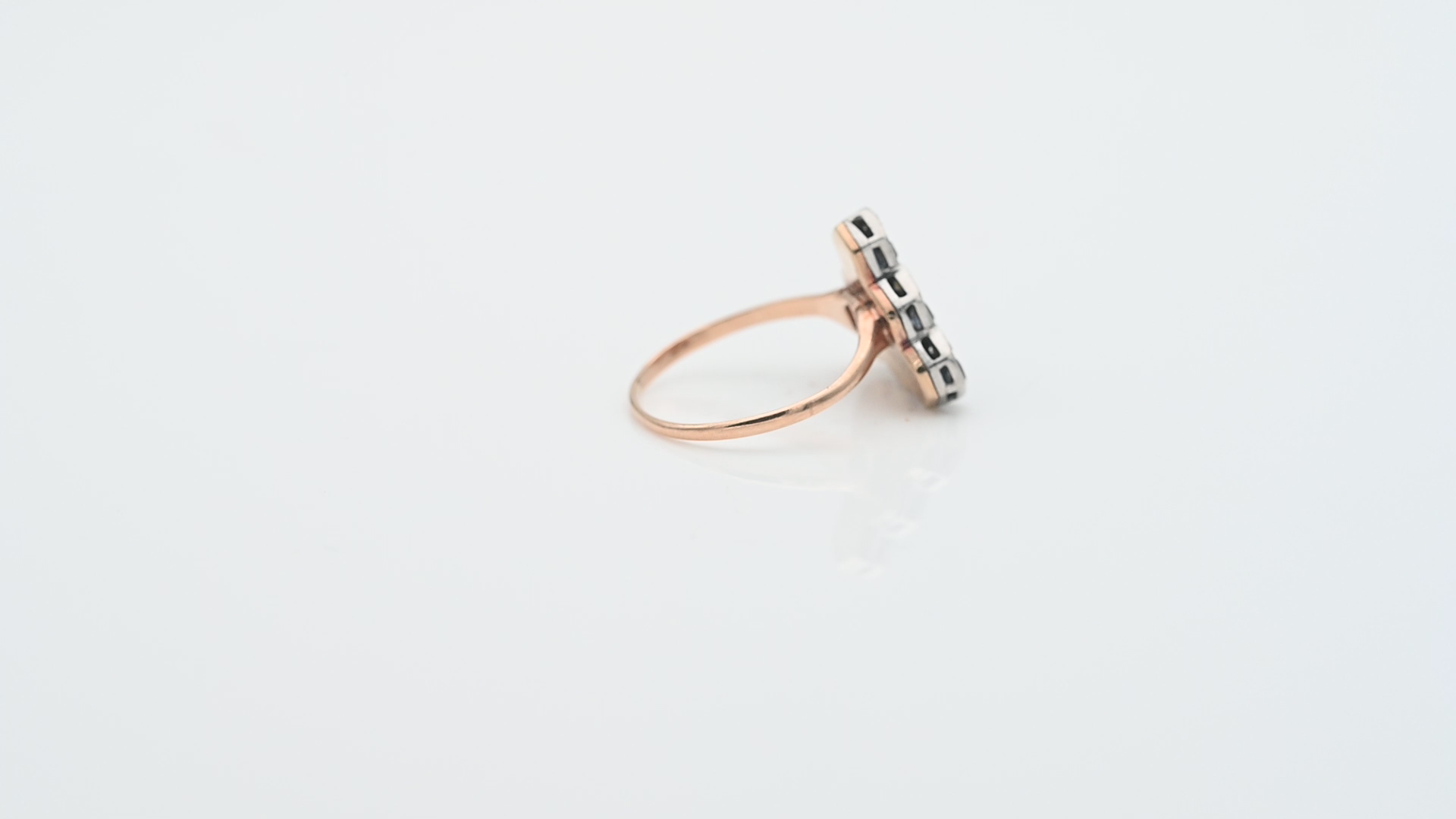 טבעת וינטג' מעוצבת בצורת קוביות, משובצת יהלומים ואבני טנזנייט וספינל שחור - מק"ט 33415, זהב 14K